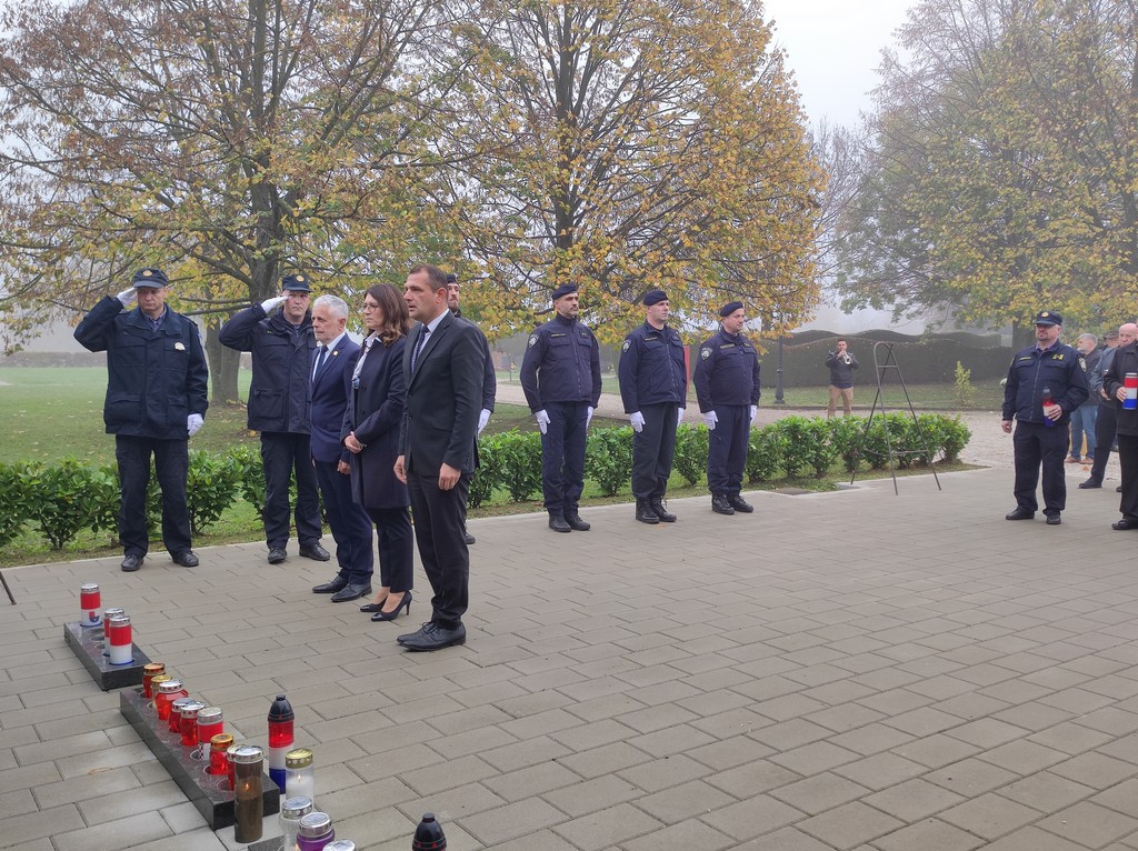 Polaganje vijenaca i paljenje svijeća uz blagdan Svih svetih