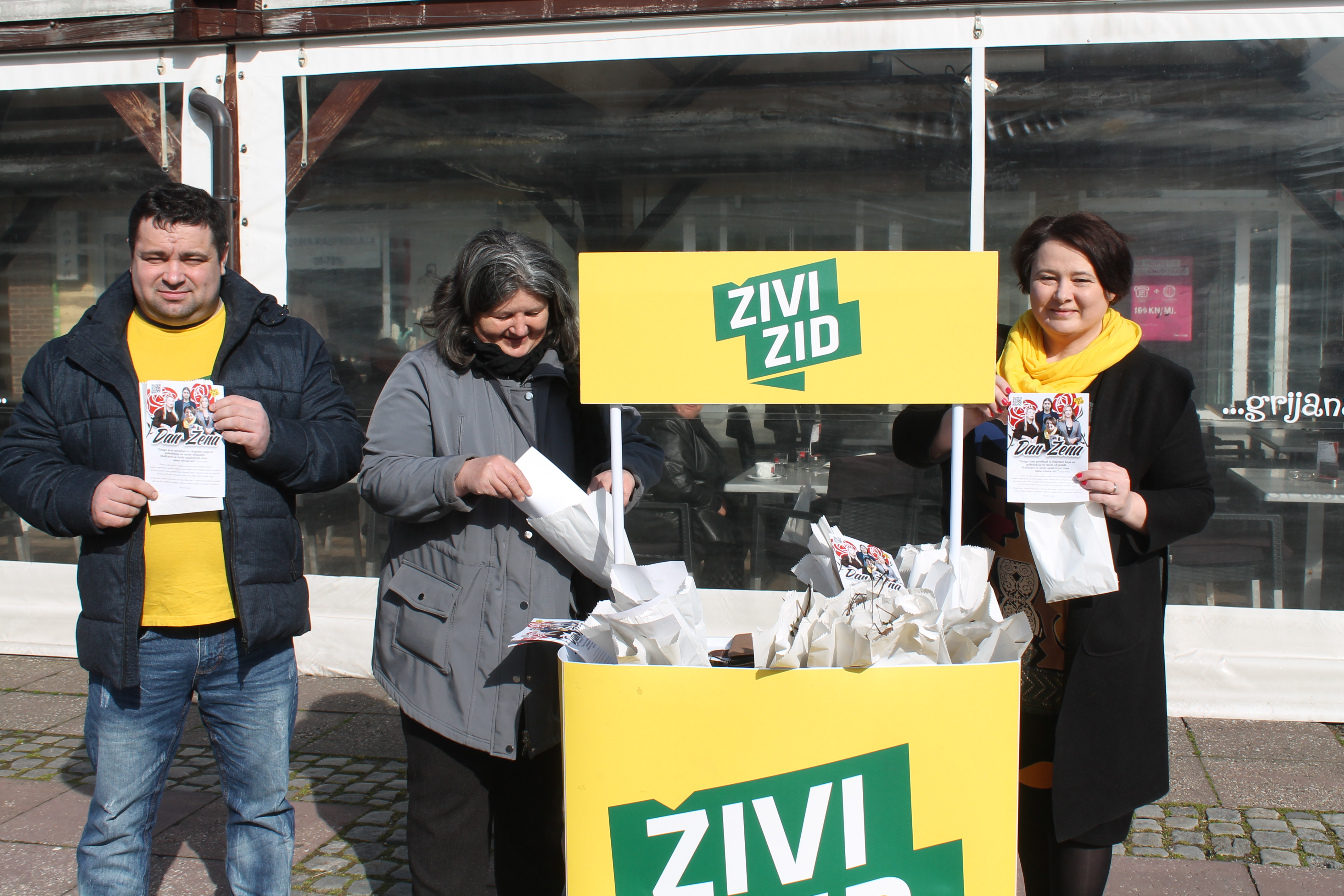 ‘ŽENE, SRETAN VAM VAŠ DAN’ Političari darivali prolaznice gradom