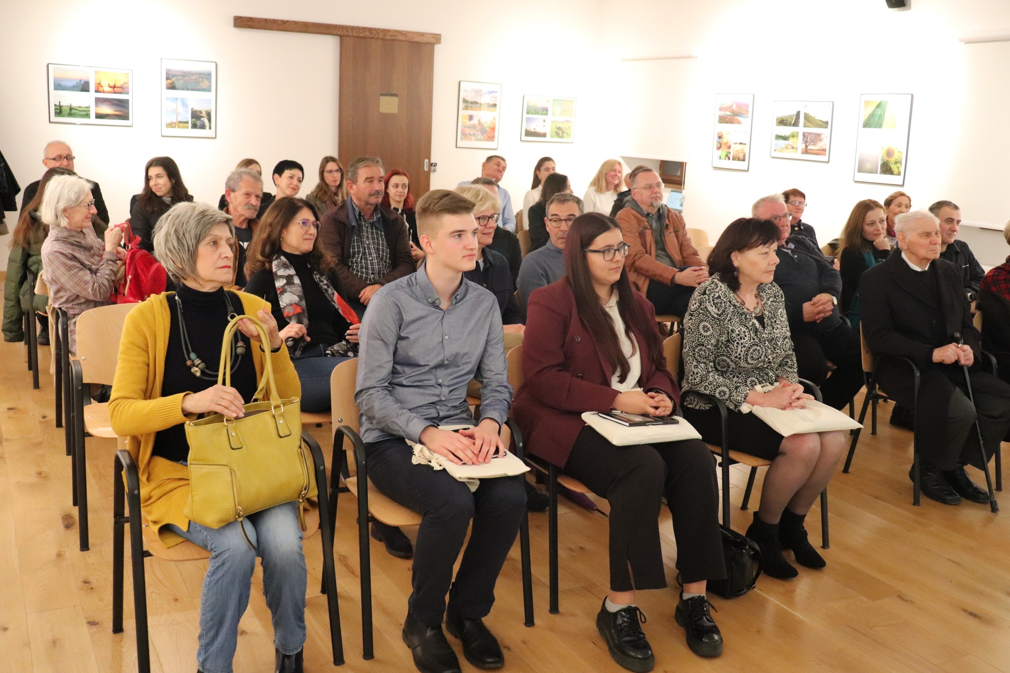 U Čakovcu održana promocija dvojezične zbirke pjesama Luje Bezeredija