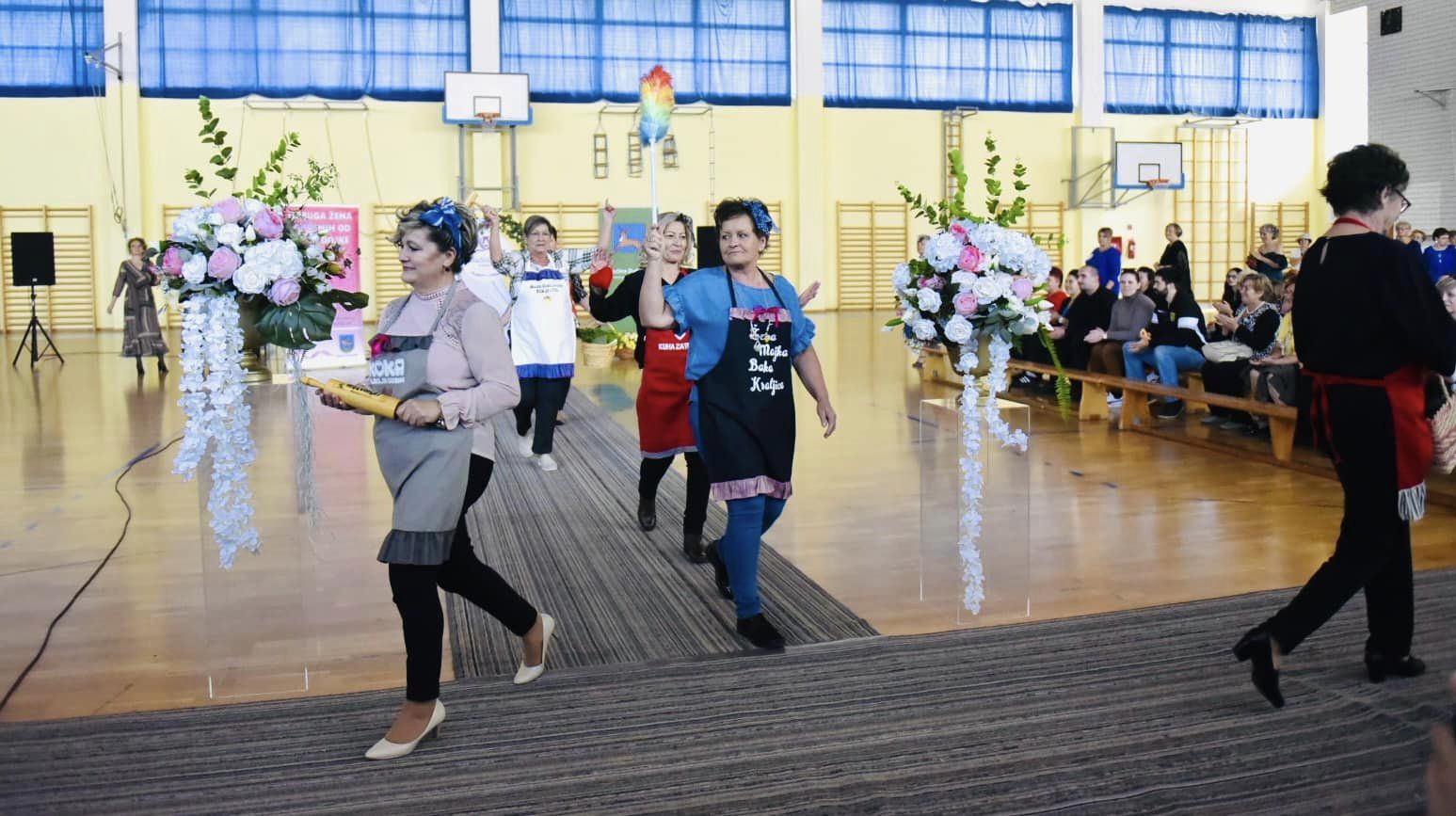 RUŽIČASTI LISTOPAD U DUBRAVI Članice kluba ‘Nova nada’ Čakovec gostovale na modnoj reviji RUŽIČASTI LISTOPAD U DUBRAVI Članice kluba ‘Nova nada’ Čakovec gostovale na modnoj reviji