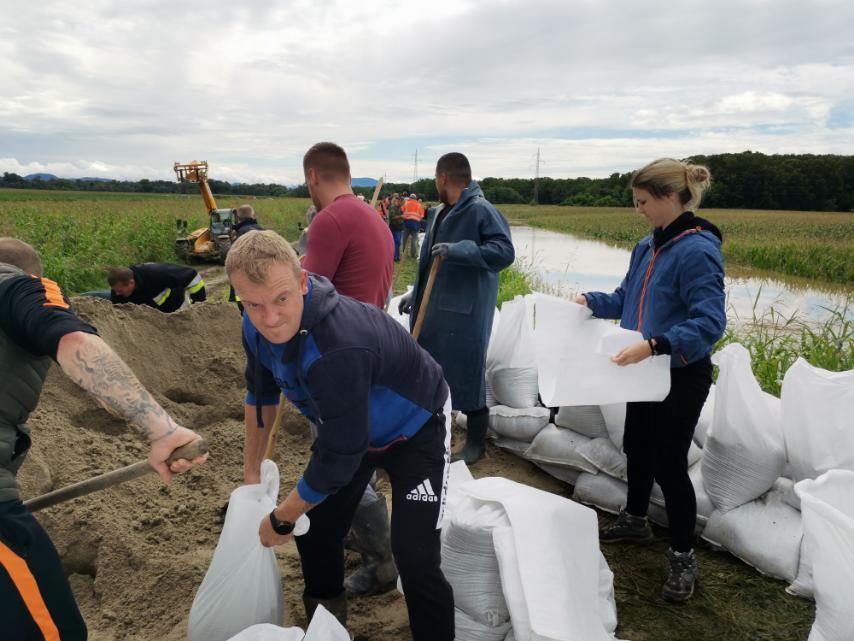 VIDEO I FOTO Složna ekipa ojačava nasip – voda je zaprijetila prelijevanjem prema Pušćinama