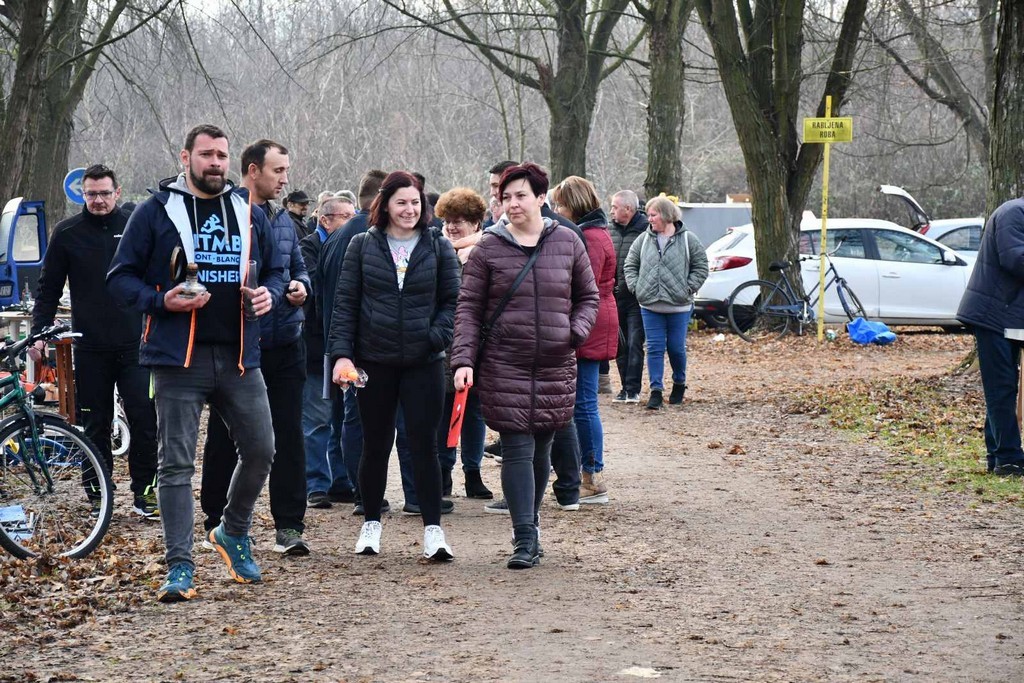 SAJAM SRIJEDOM FOTO Prvi čakovečki sajam otkad smo uveli euro. Cijene su istaknute u eurima i kunama.  MH  ‘Cifre su male pak se čini kak da je fal!’ – rekli su kupci  Prva je sajamska srijeda otkad smo ušli u eurozonu. Nakon gotovo 30 godina opraštamo se