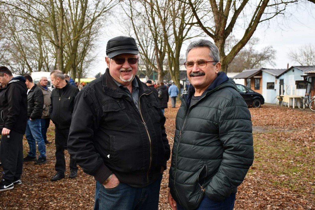 SAJAM SRIJEDOM FOTO Prvi čakovečki sajam otkad smo uveli euro. Cijene su istaknute u eurima i kunama.  MH  ‘Cifre su male pak se čini kak da je fal!’ – rekli su kupci  Prva je sajamska srijeda otkad smo ušli u eurozonu. Nakon gotovo 30 godina opraštamo se