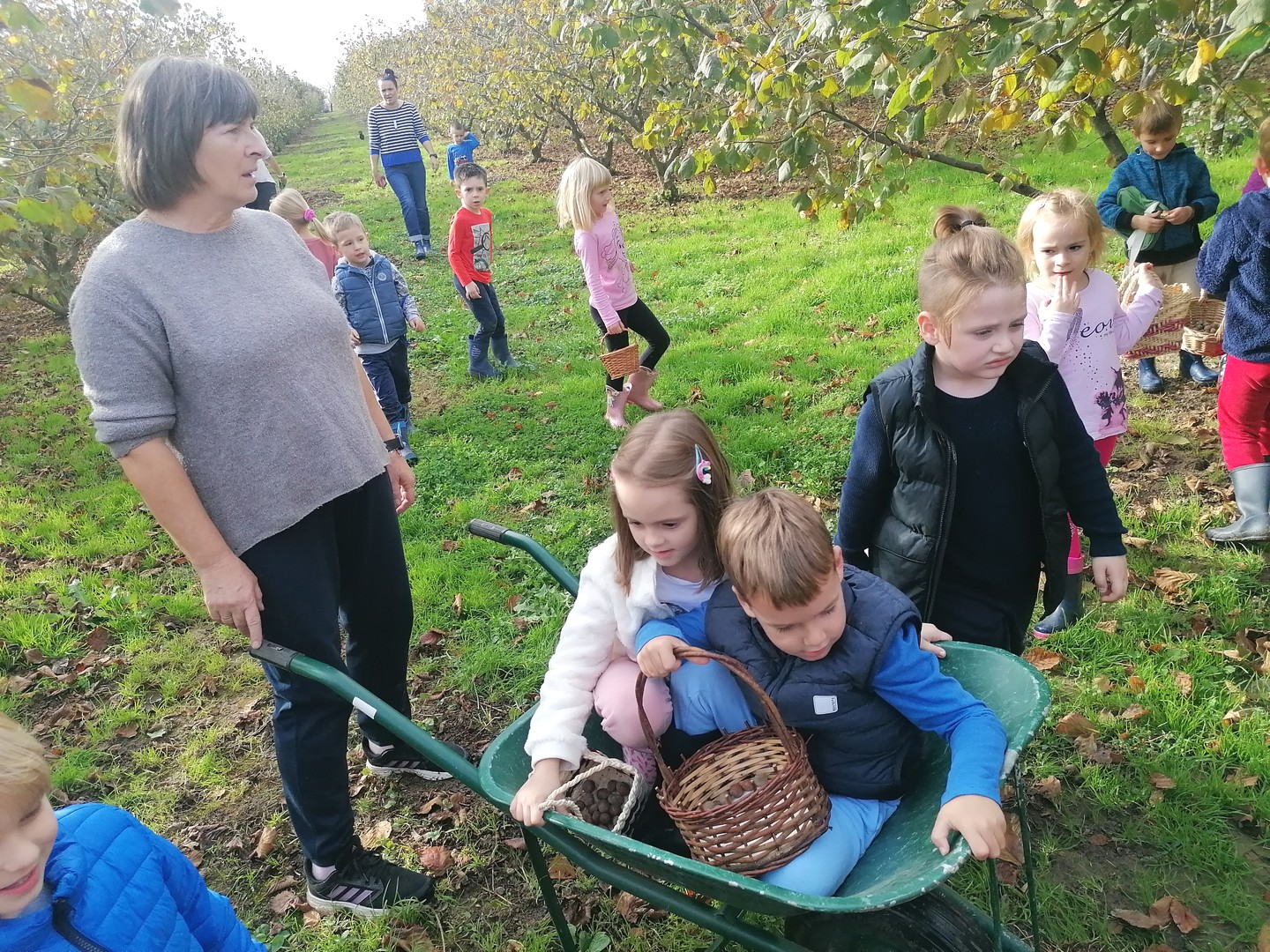 ‘Suncokreti’ iz čakovečkog vrtića Cvrčak posjetili lješnjikovac obitelji Sarač