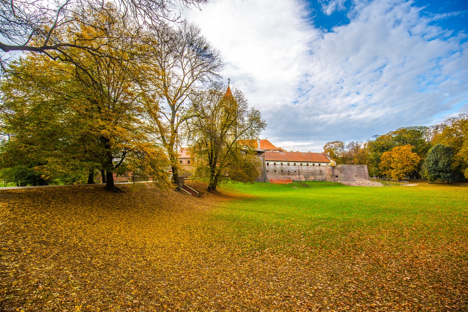 Čarobna jesen: Naša Miroslava Novak prošetala je čakovečkim parkom i snimila šarenilo jesenskih boja. Predivno, zar ne? (y) :-)