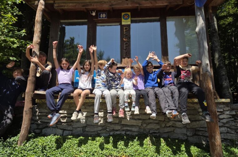 09 Dio ekipe ispred Planinarskog doma _Prpa_