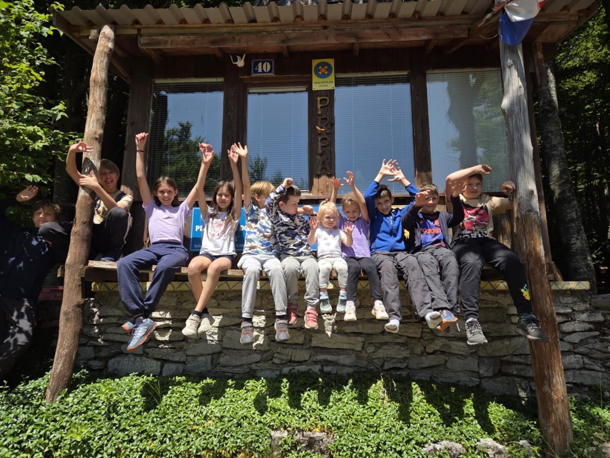 09 Dio ekipe ispred Planinarskog doma _Prpa_