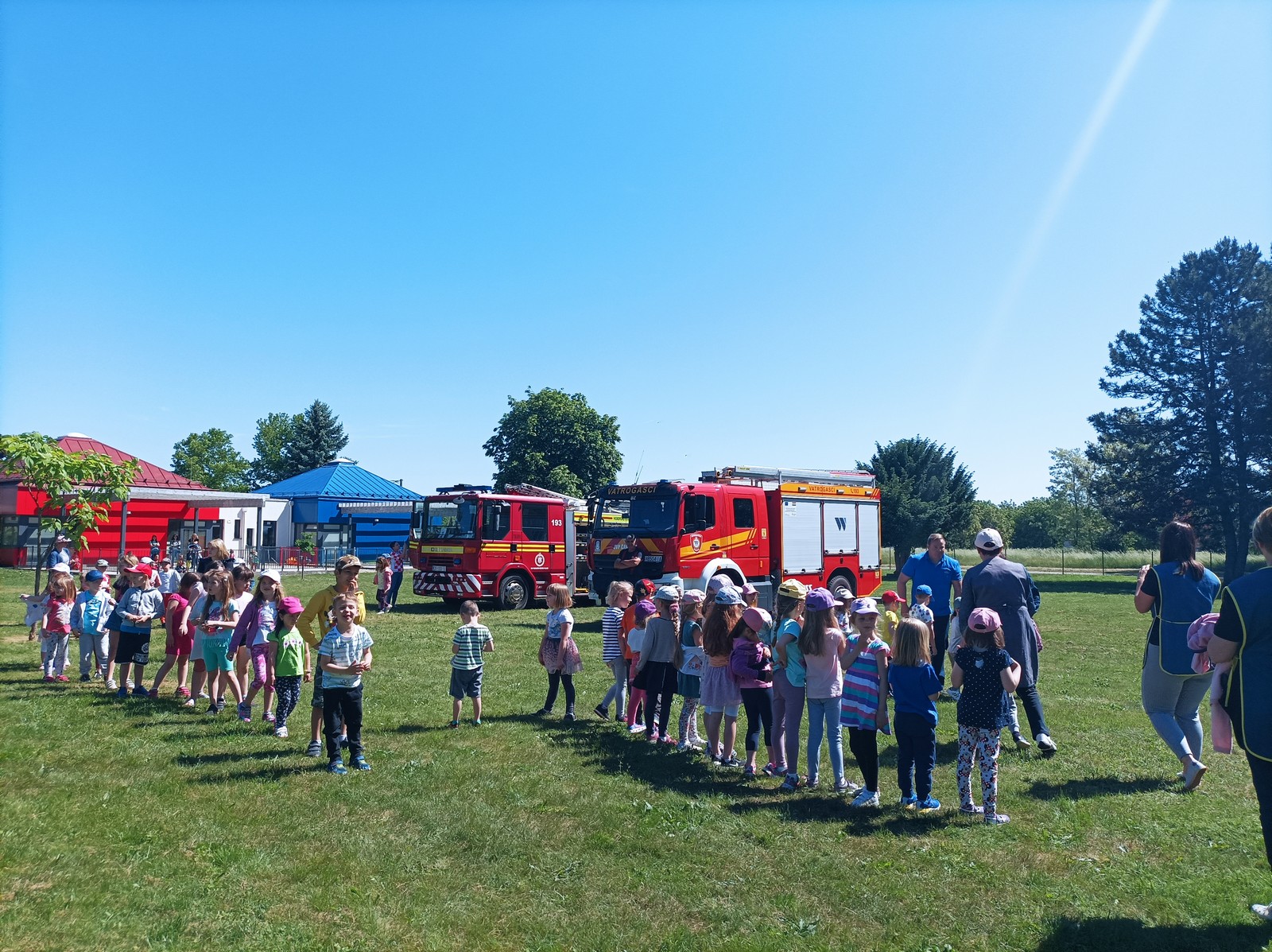 POSJET  VATROGASACA  Povodom Dana grada Čakovca i mjeseca zaštite od požara , 19.5.2022., vrtić Maslačak posjetili su vatrogasci Dvd-a Pustakovec – Buzovec – Putjane s dva vatrogasna vozila. Predsjednik VZ grada Čakovca, g. Mario Medved djeci je objasnio
