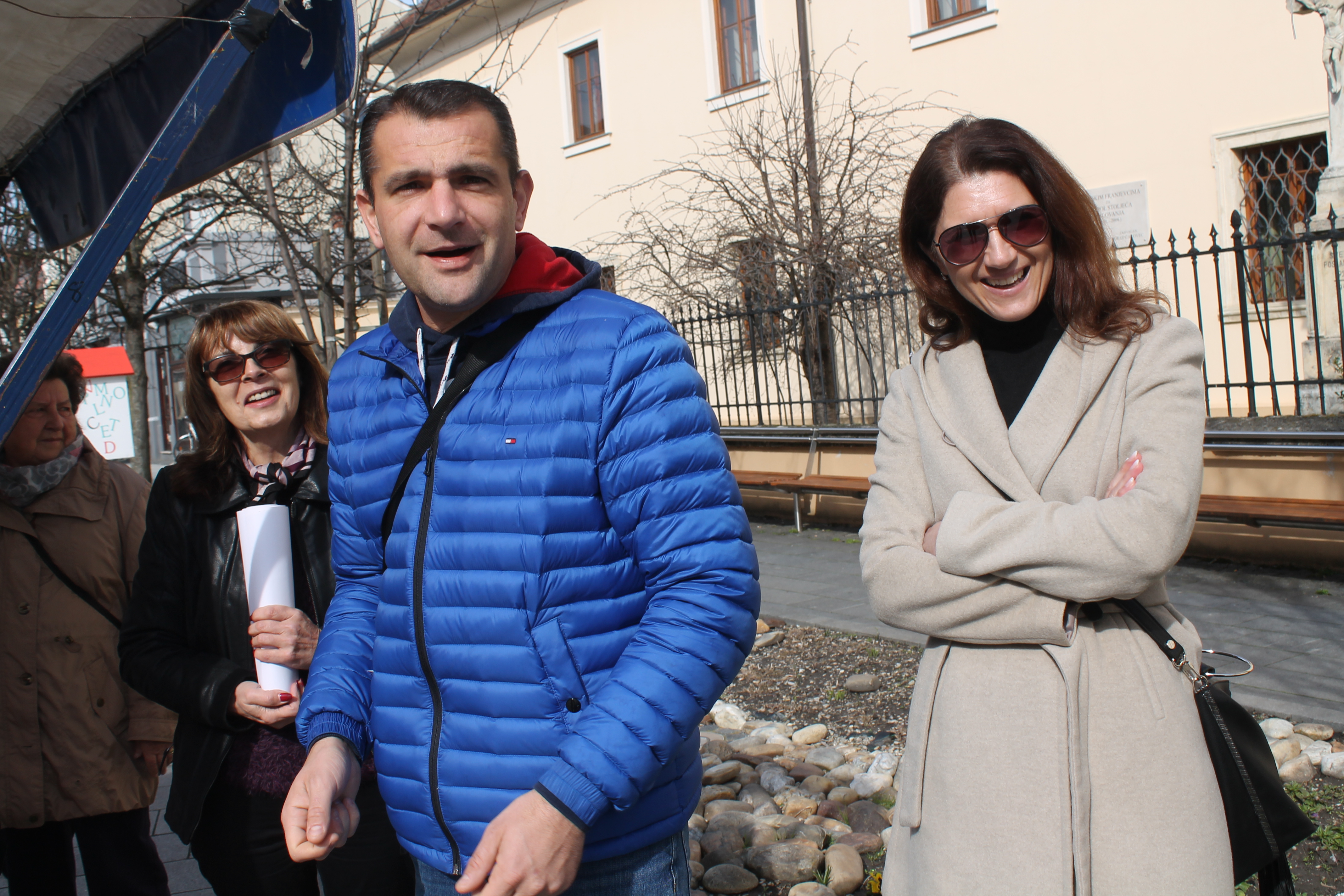 ‘ŽENE, SRETAN VAM VAŠ DAN’ Političari darivali prolaznice gradom