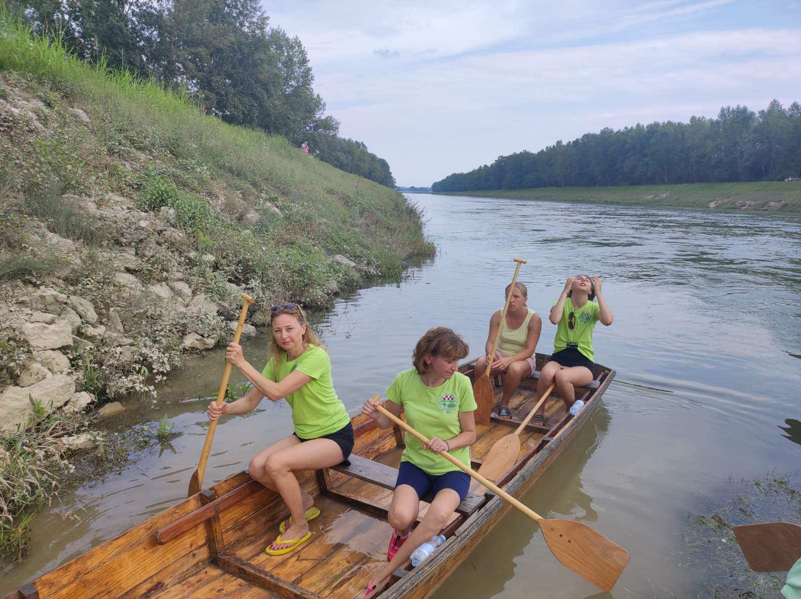 FOTO Pobjednici natjecanja u ekipnom veslanju dravskim čamcima su ekipe ‘Royal transport’ i ‘Fljojsarice’ FOTO Pobjednici natjecanja u ekipnom veslanju dravskim čamcima su ekipe ‘Royal transport’ i ‘Fljojsarice’