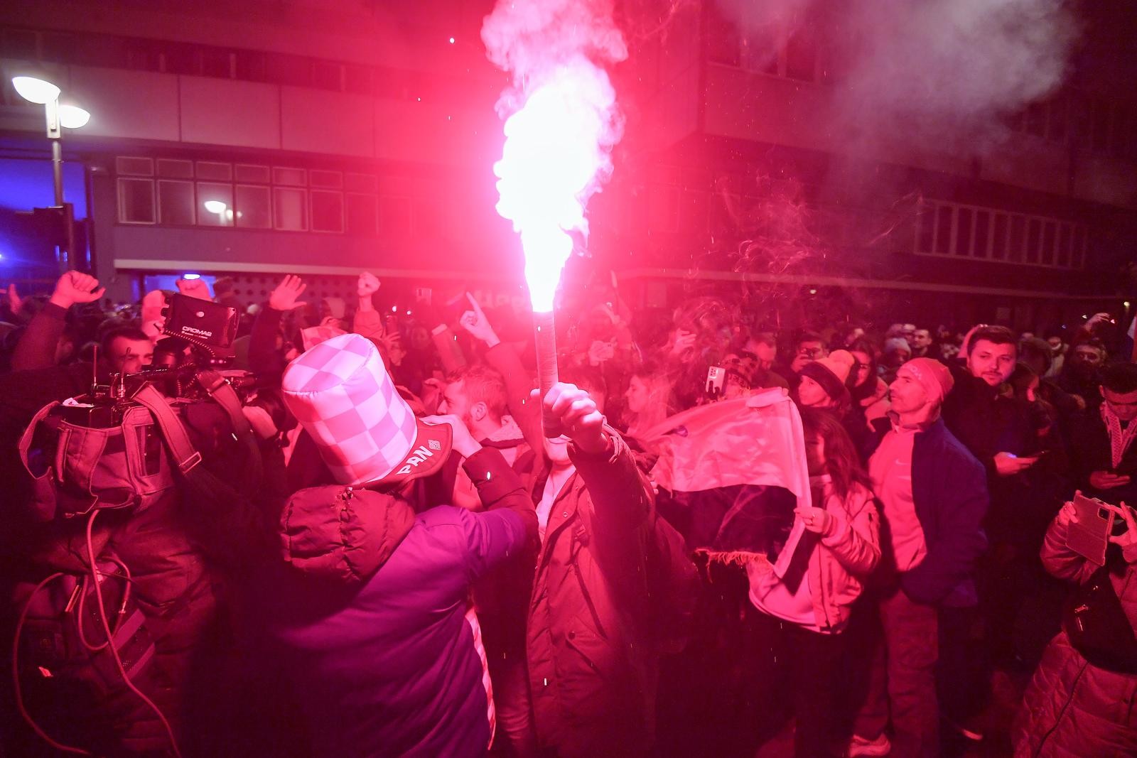 Vatreni u busu do Trga, pozdravljaju ih tisuće uz baklje, zastave i vatromet