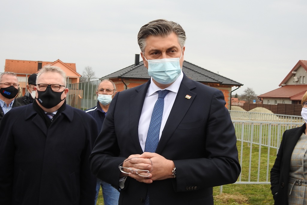 Premijer Plenković obišao školsko-sportska igrališta u Podturnu