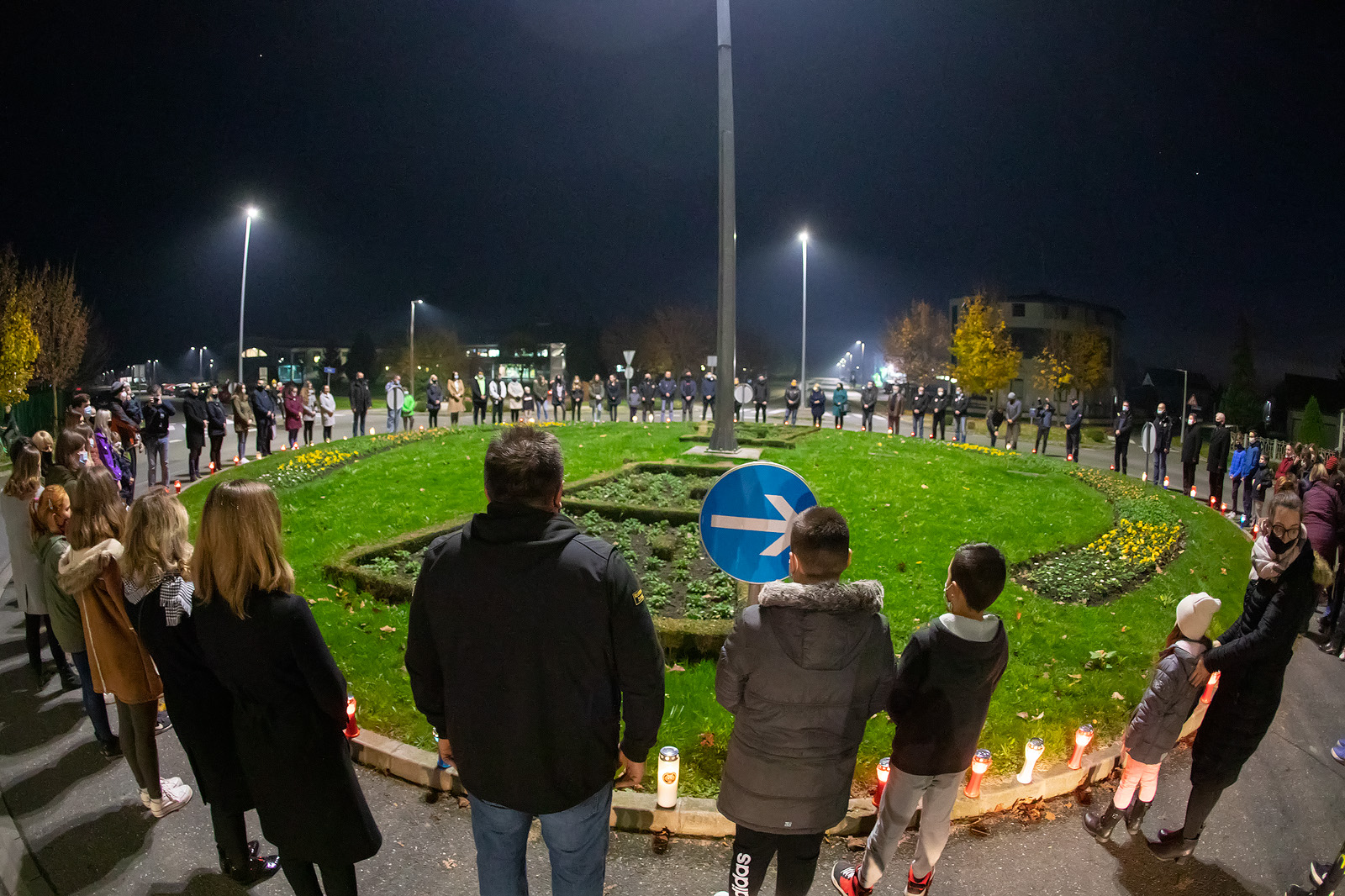SJEĆANJE NA GRAD HEROJ Svijećama i lampionima okružili zeleni otok u Prelogu