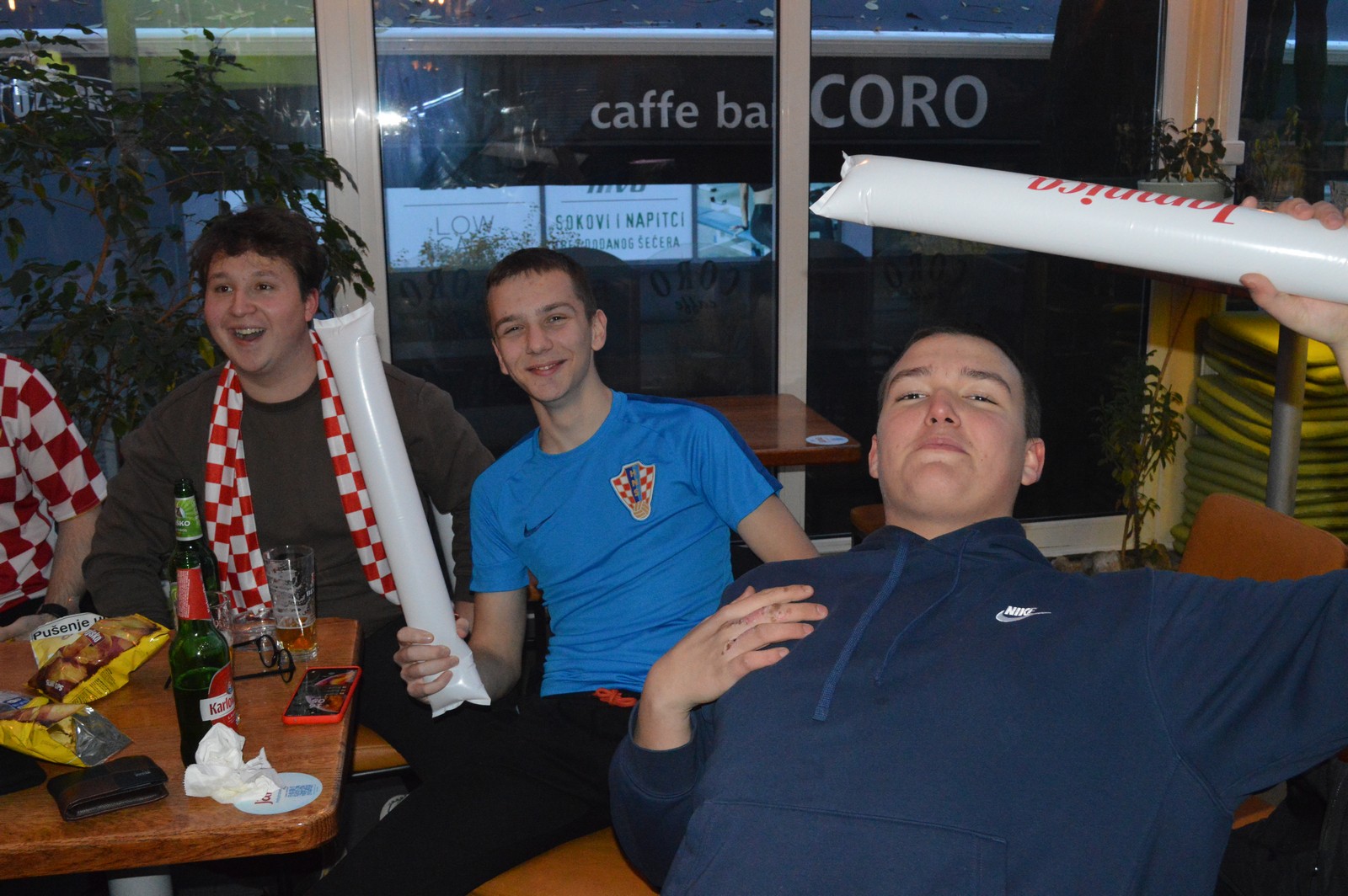 Vesela atmosfera u čakovečkim kafićima – svi navijaju za naše Vatrene!