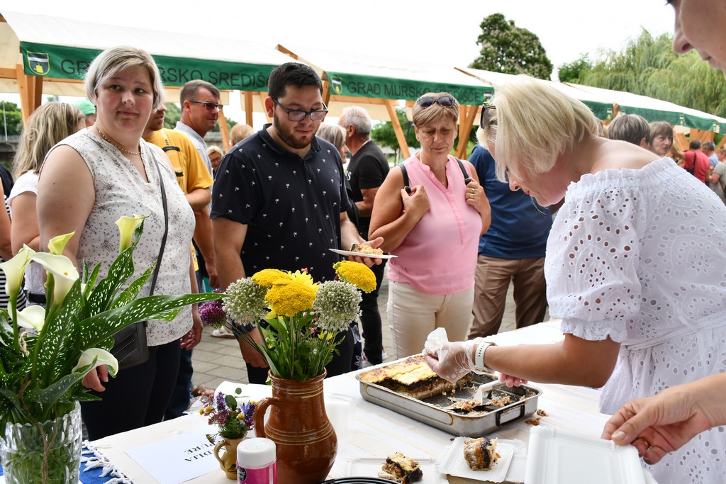 Klaudija Jepure iz Murskog Središća prirpemila međimursku gibanicu