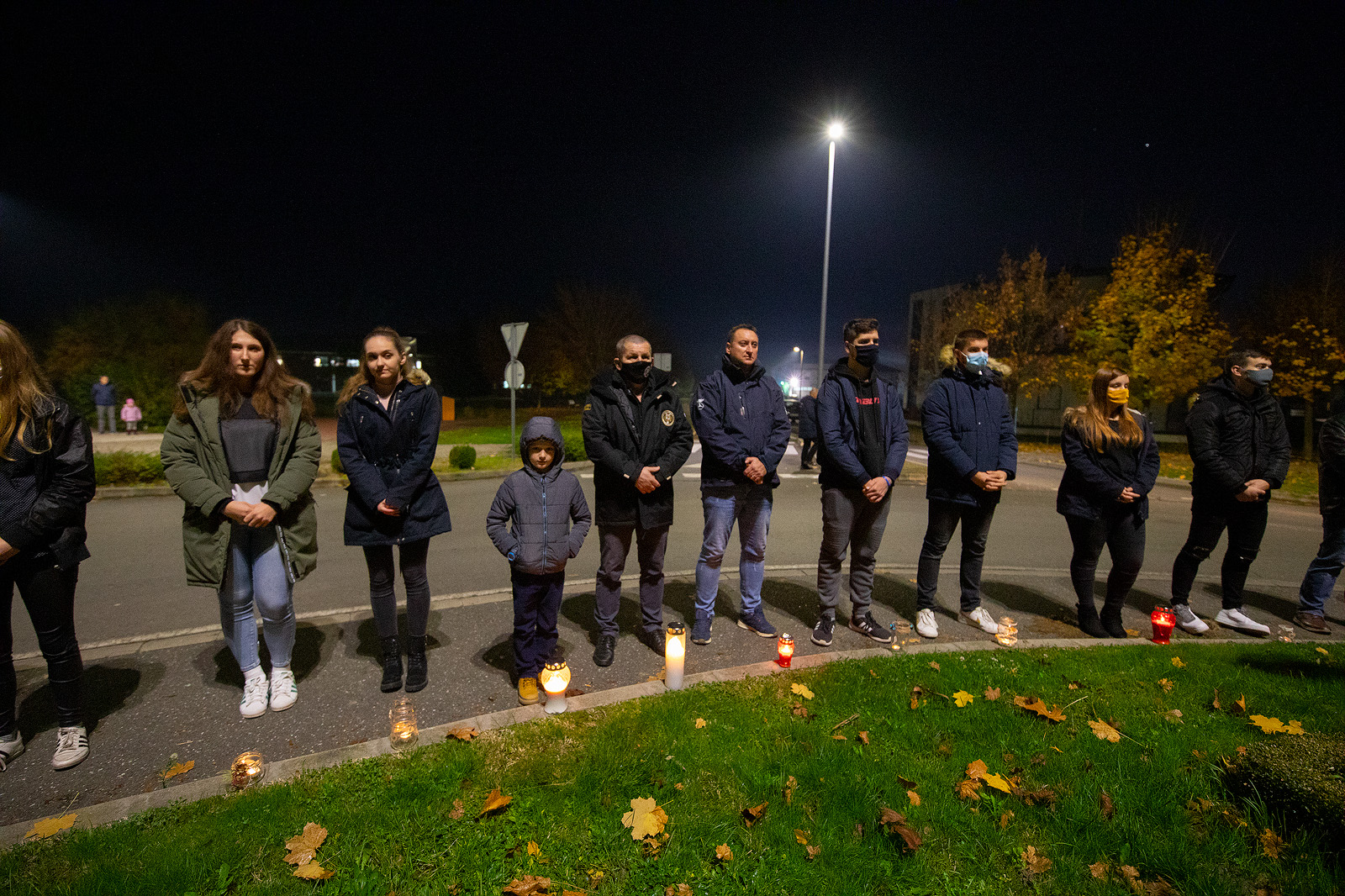 SJEĆANJE NA GRAD HEROJ Svijećama i lampionima okružili zeleni otok u Prelogu