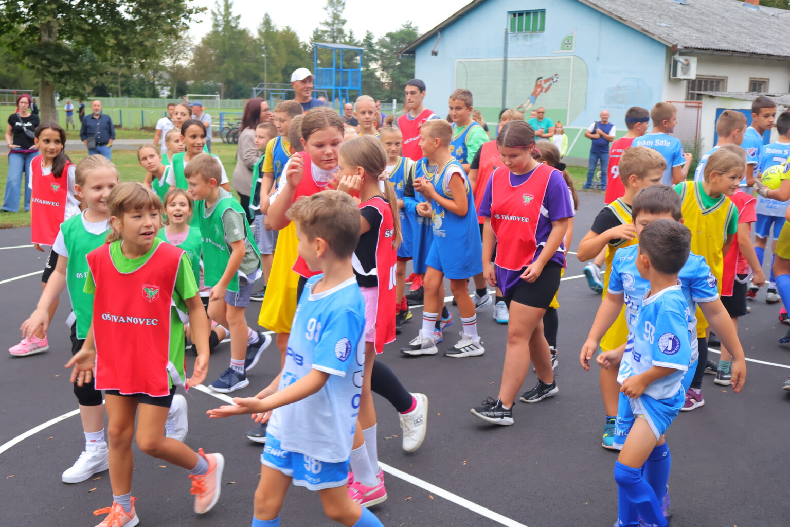 VESELJE ZA NAJMLAĐE Uređeno košarkaško igralište u Ivanovcu