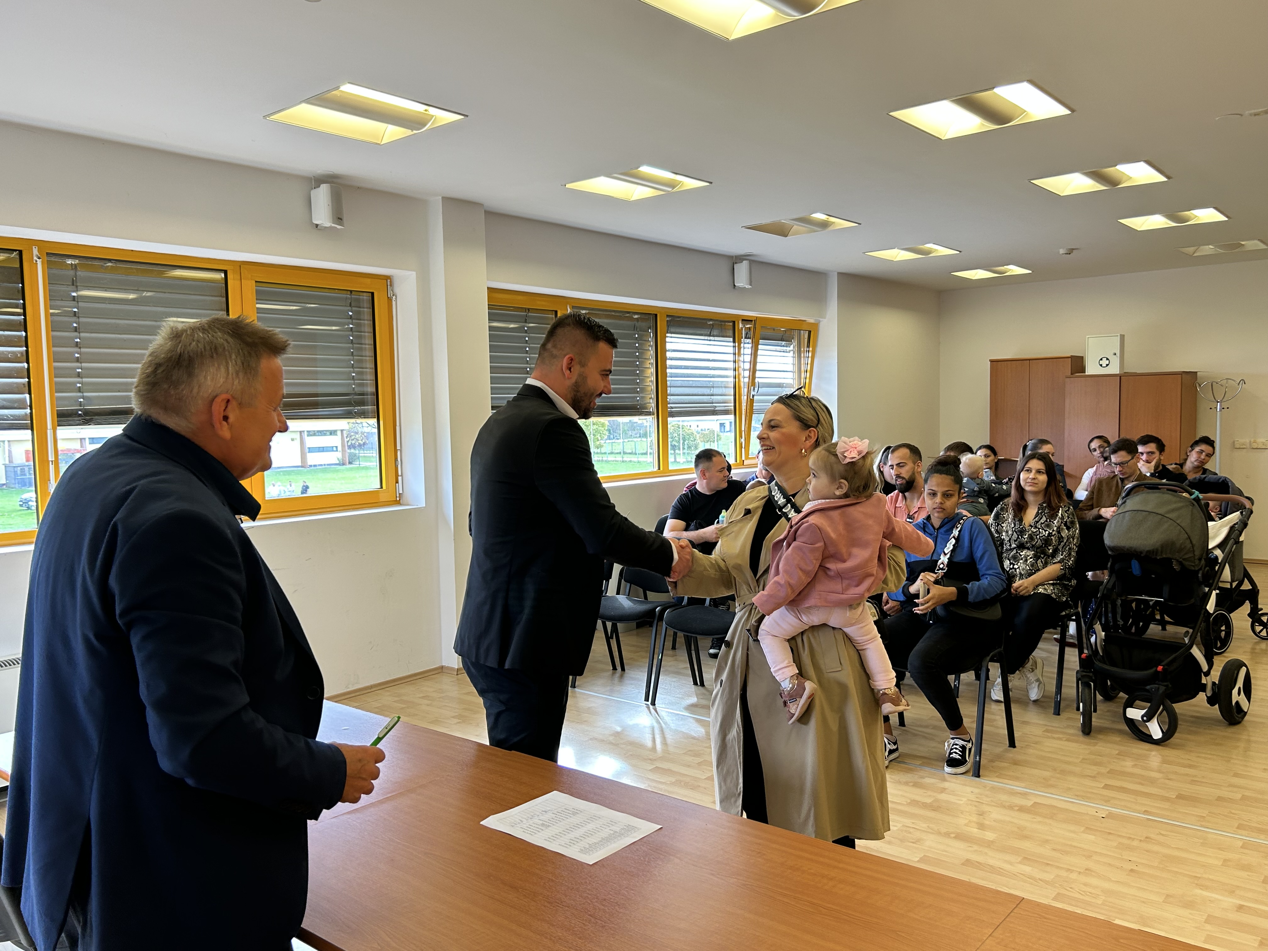 NEDELIŠĆE Načelnik Nikola Novak i njegov zamjenik Zlatko Marciuš podijelili poklon bonove NEDELIŠĆE Načelnik Nikola Novak i njegov zamjenik Zlatko Marciuš podijelili poklon bonove