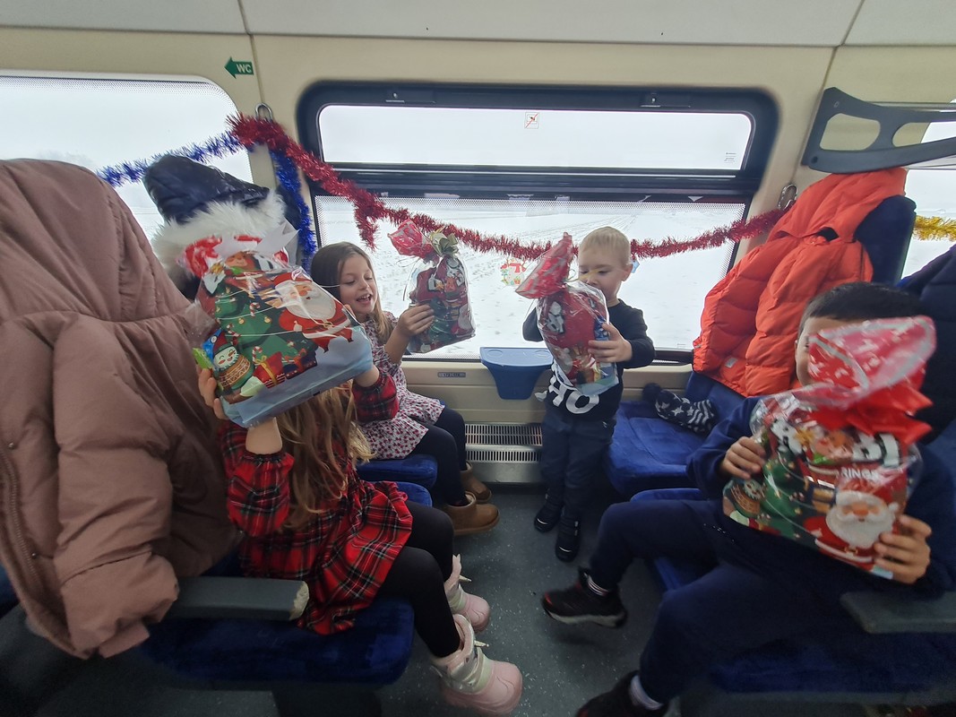 VESELA AVANTURA Mališani iz vrtića Cvrčak putovali vlakom u susret Svetom Nikoli