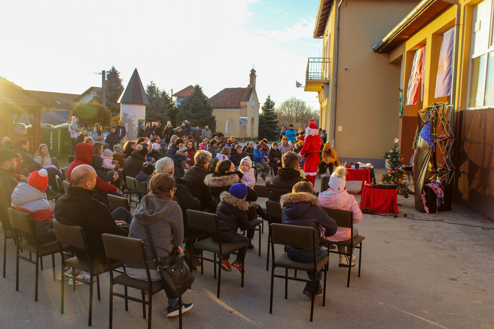 Djed Božićnjak posjetio Vratišinec