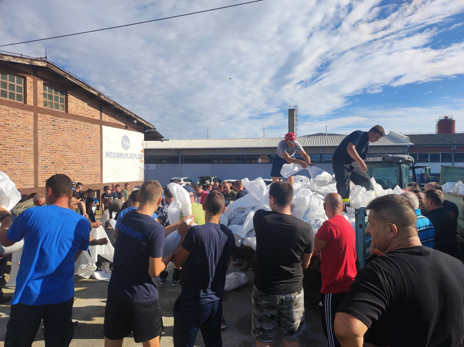 UJEDINILI SE Mještani Kotoribe pokazali koliko su moćni dok ih je više!