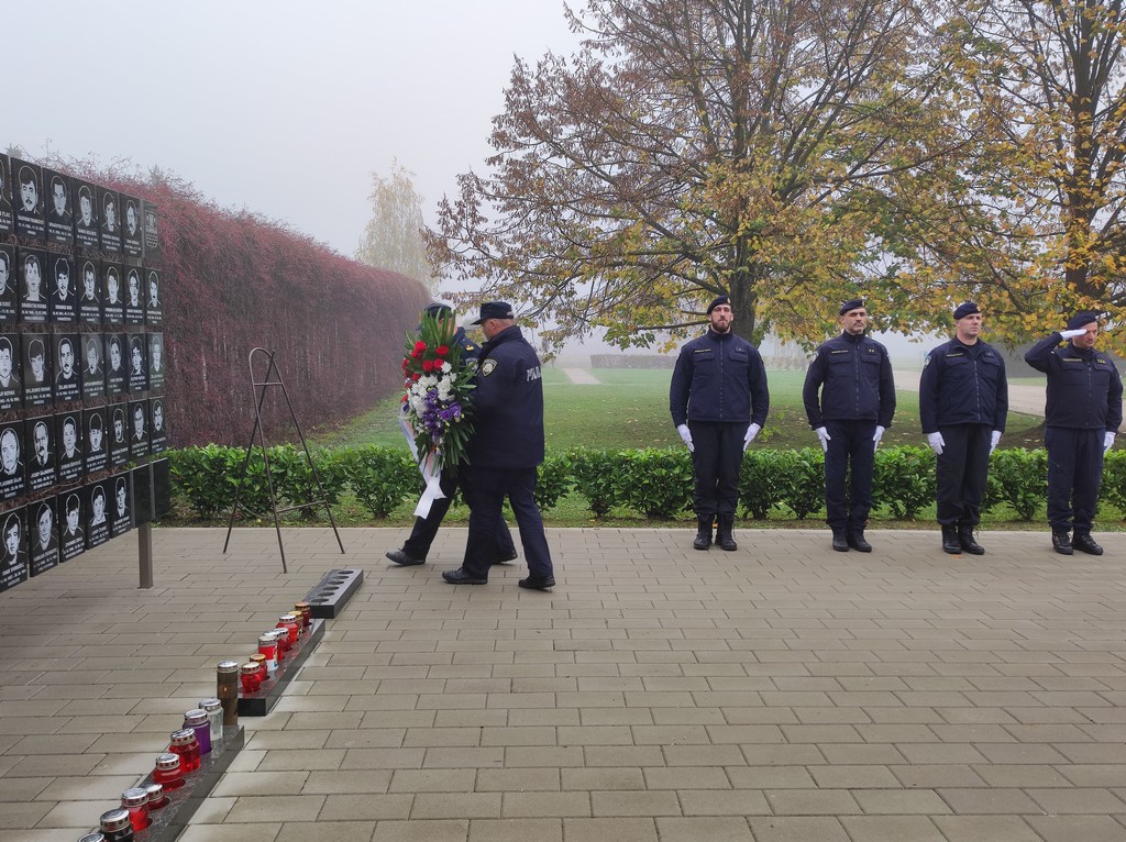 Polaganje vijenaca i paljenje svijeća uz blagdan Svih svetih