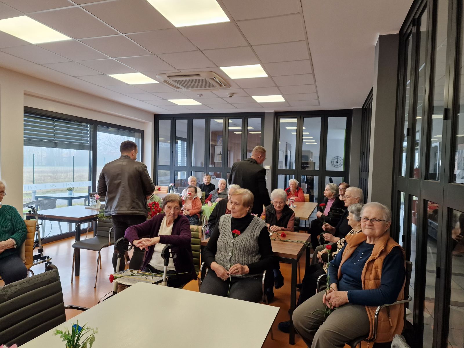 Gradonačelnik Dražen Srpak darivao žene na njihovim radnim mjestima
