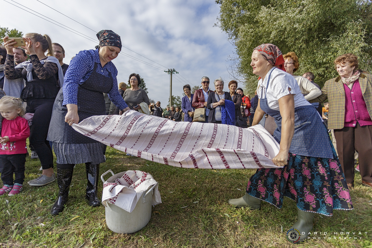 U Gardinovcu svečano otkrivena spomen-ploča posvećena seoskom pralu na potoku Trnavi
