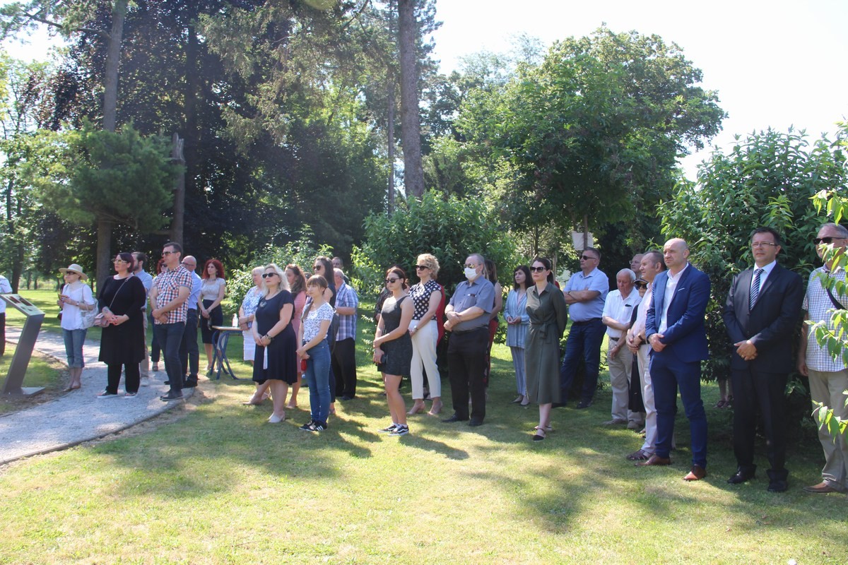 Ispred Učiteljskog fakulteta postavljena glazbena klupa posvećena međimurskoj popevki