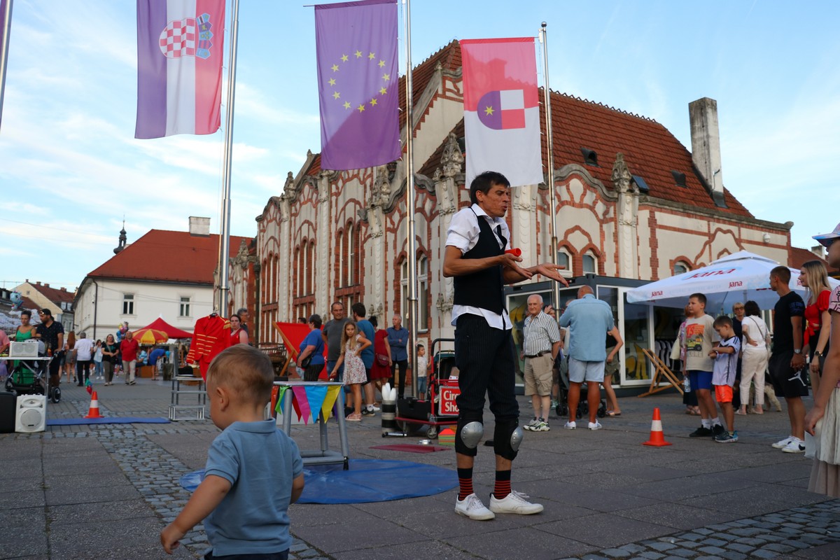 FOTO Prvi dan Porcijunkulovog započeo spektakularnim artističkim showom – “Dangerous Show” Cirkerosa Cirkusa