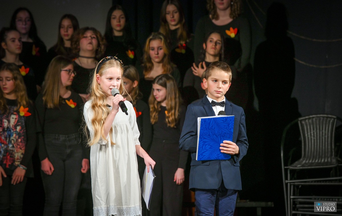 FOTO Osnovna škola Prelog predivnom priredbom sugrađanima uljepšala adventsko vrijeme