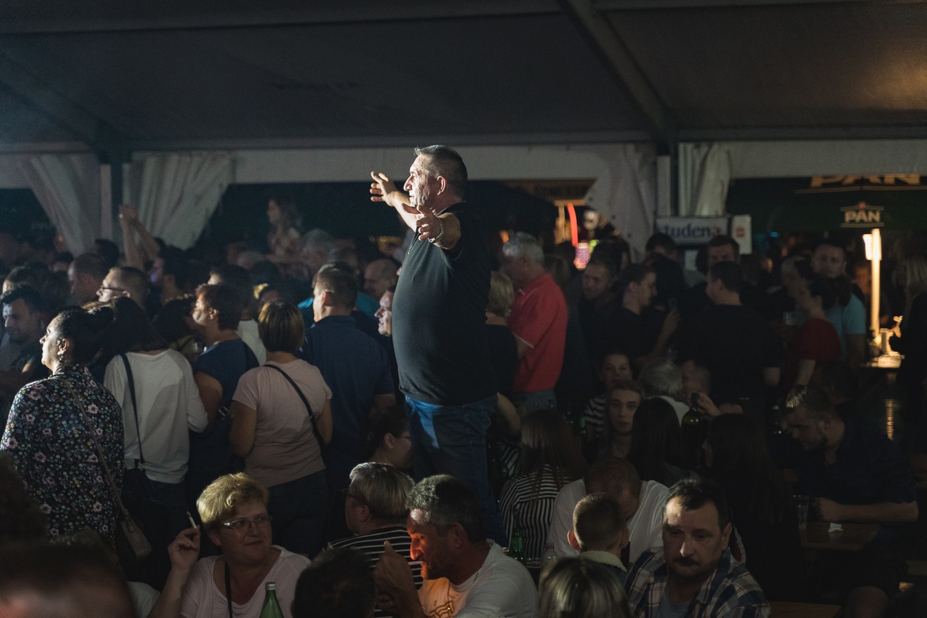 Odlična atmosfera u Kotoribi: Željko Bebek raspjevao publiku u prepunom šatoru