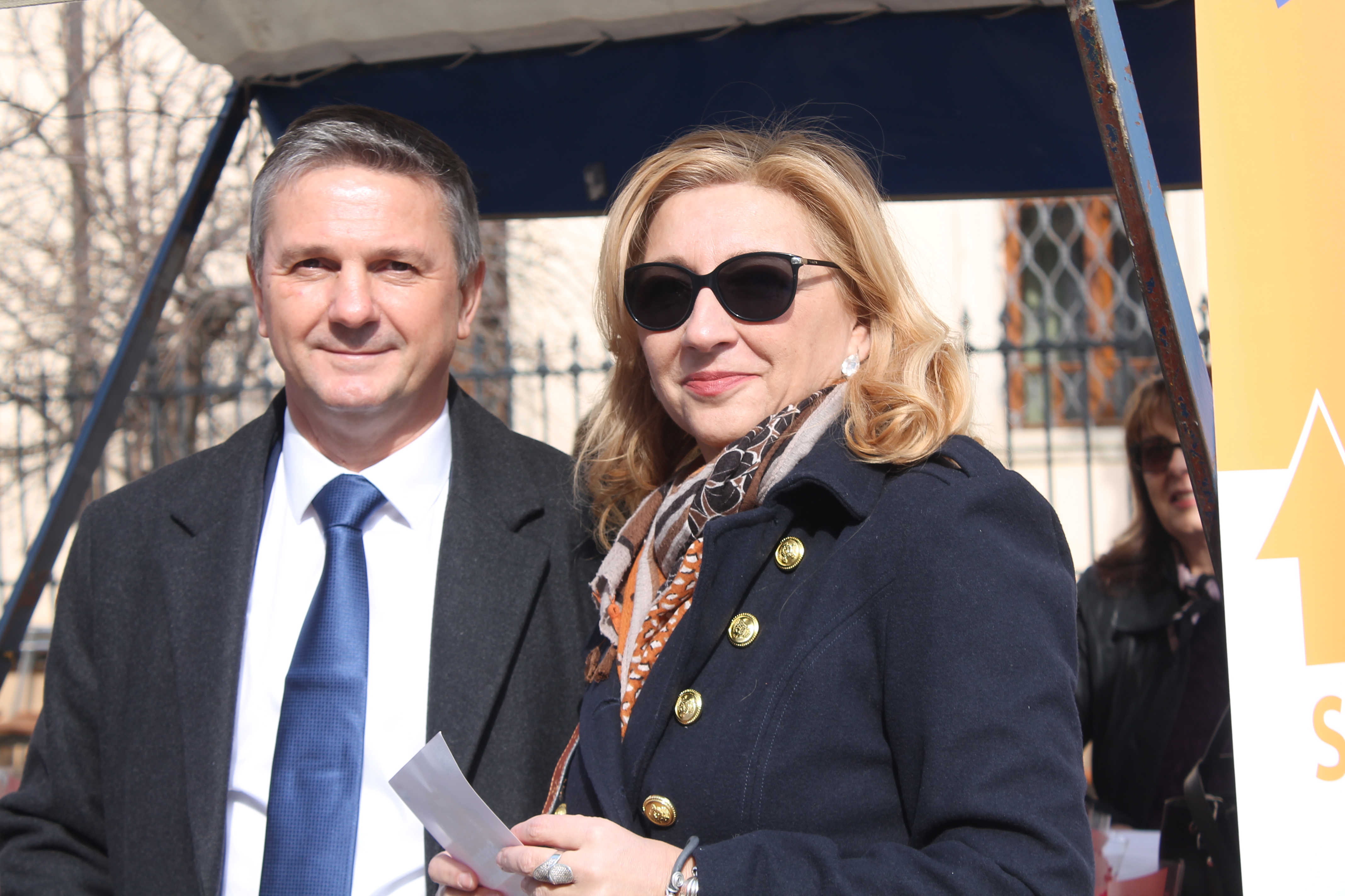 ‘ŽENE, SRETAN VAM VAŠ DAN’ Političari darivali prolaznice gradom