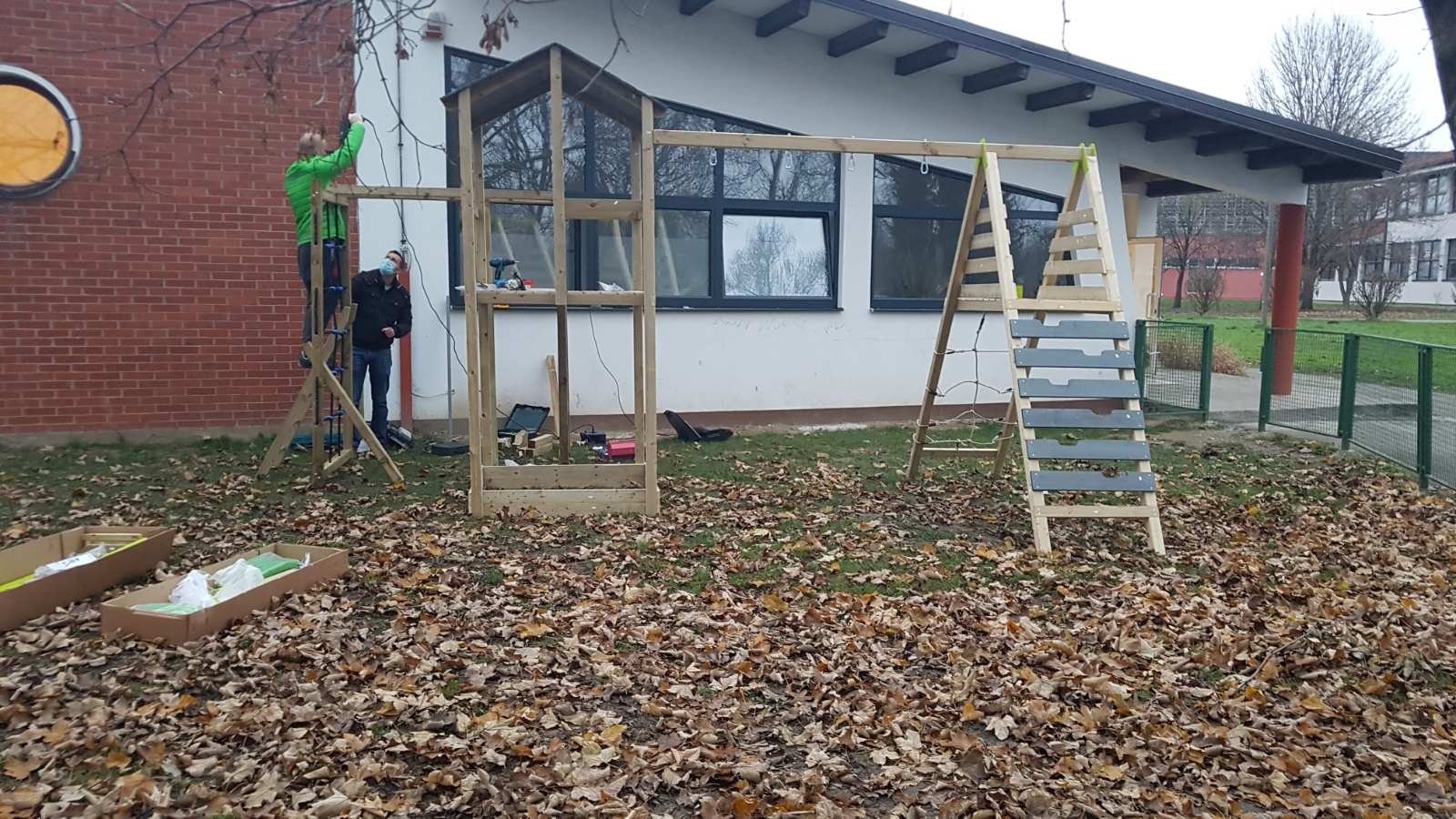 DJEČJI VRTIĆ PČELICE Novo igralo i posađeno novo stablo razveselilo je mališane