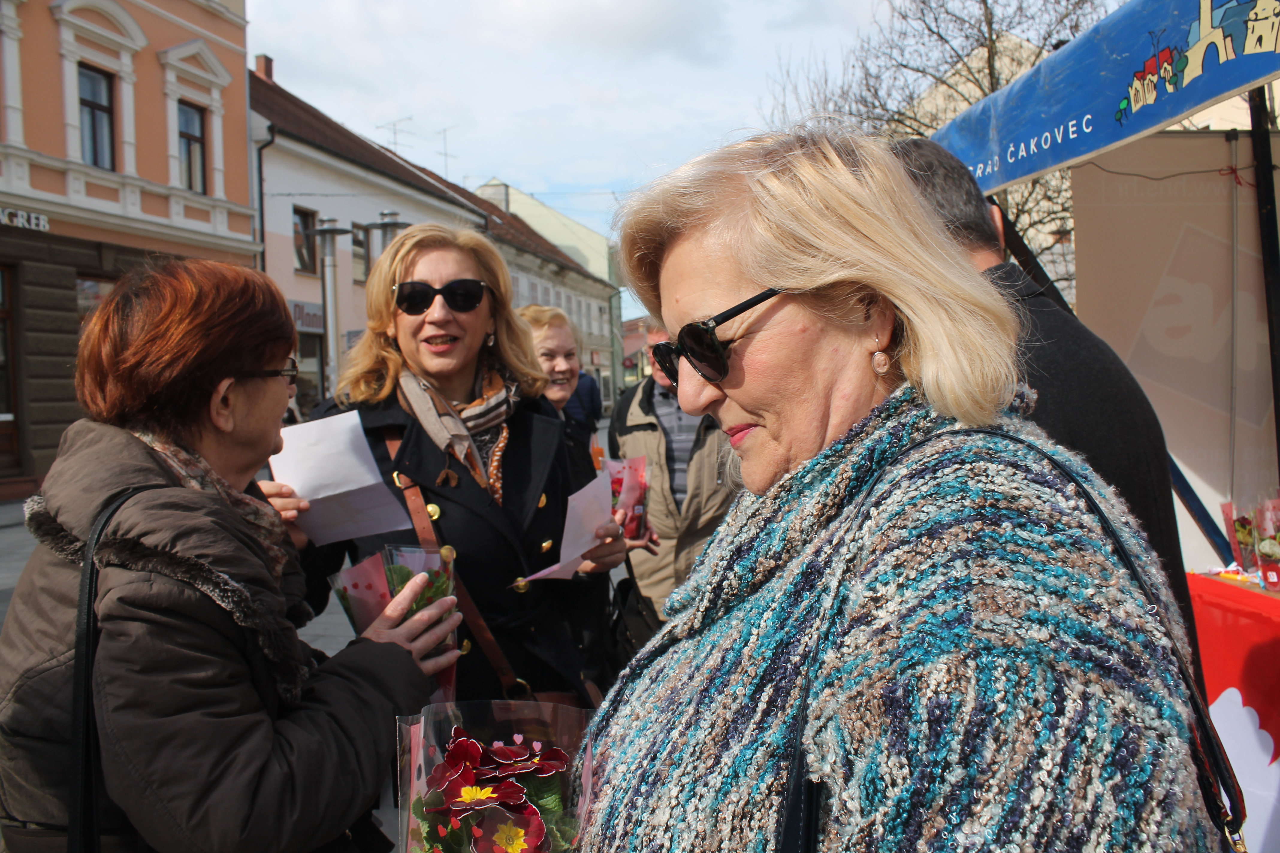 ‘ŽENE, SRETAN VAM VAŠ DAN’ Političari darivali prolaznice gradom