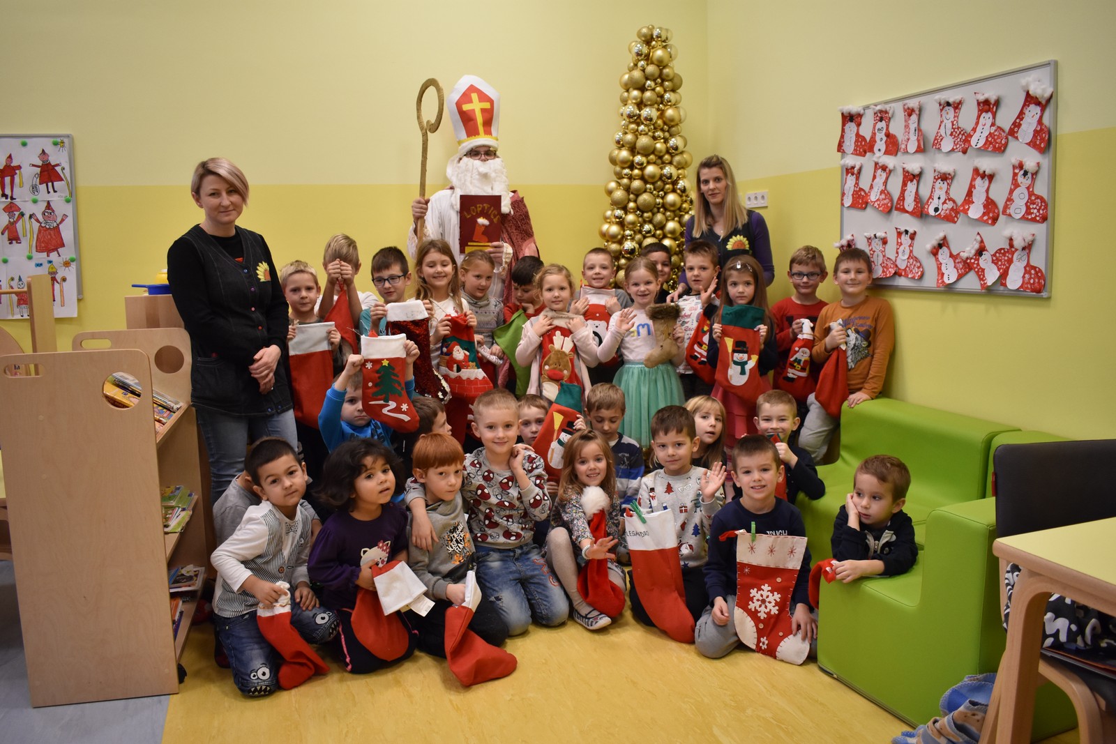 FOTO Sv. Nikola stigao i u dječji vrtić Suncokretu Strahonincu