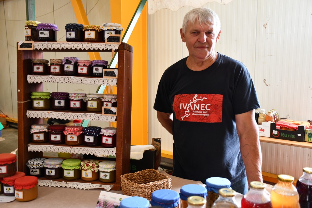 PROSLAVA JESENI Brojni zaljubljenici u kulturnu baštinu i tradiciju našega kraja okupili se na Danima zahvalnosti za plodove zemlje PROSLAVA JESENI Brojni zaljubljenici u kulturnu baštinu i tradiciju našega kraja okupili se na Danima zahvalnosti za plodove zemlje