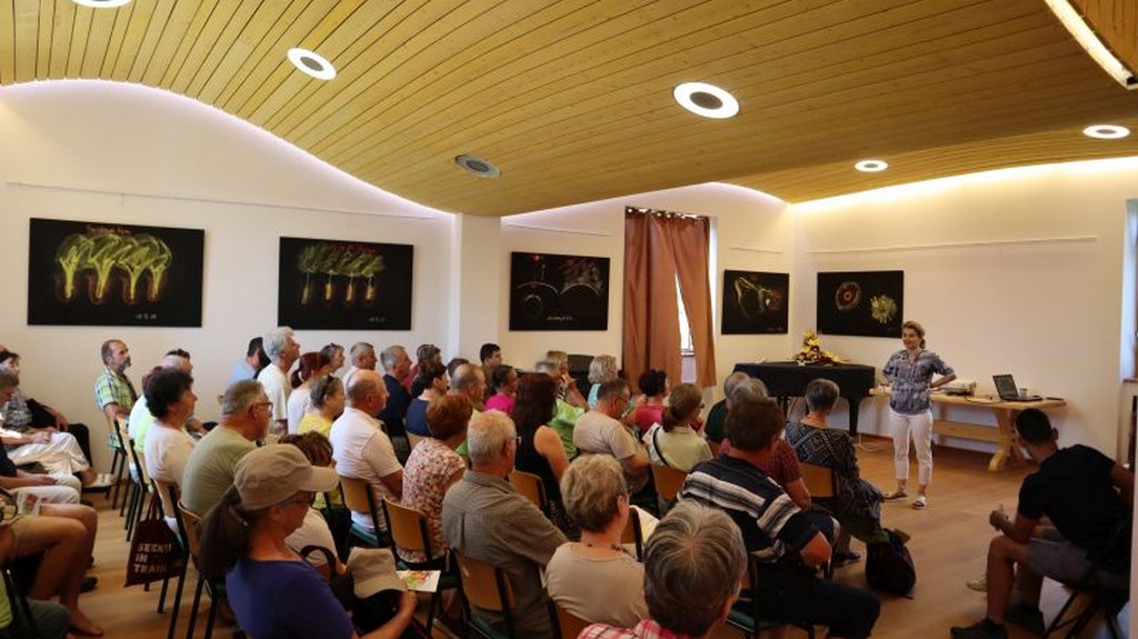 DR.SC. DIJANA POSAVEC U planu je osnivanje regionalnih podružnica te izgradnja Centra za interpretaciju biodinamičke poljoprivrede DR.SC. DIJANA POSAVEC U planu je osnivanje regionalnih podružnica te izgradnja Centra za interpretaciju biodinamičke poljoprivrede