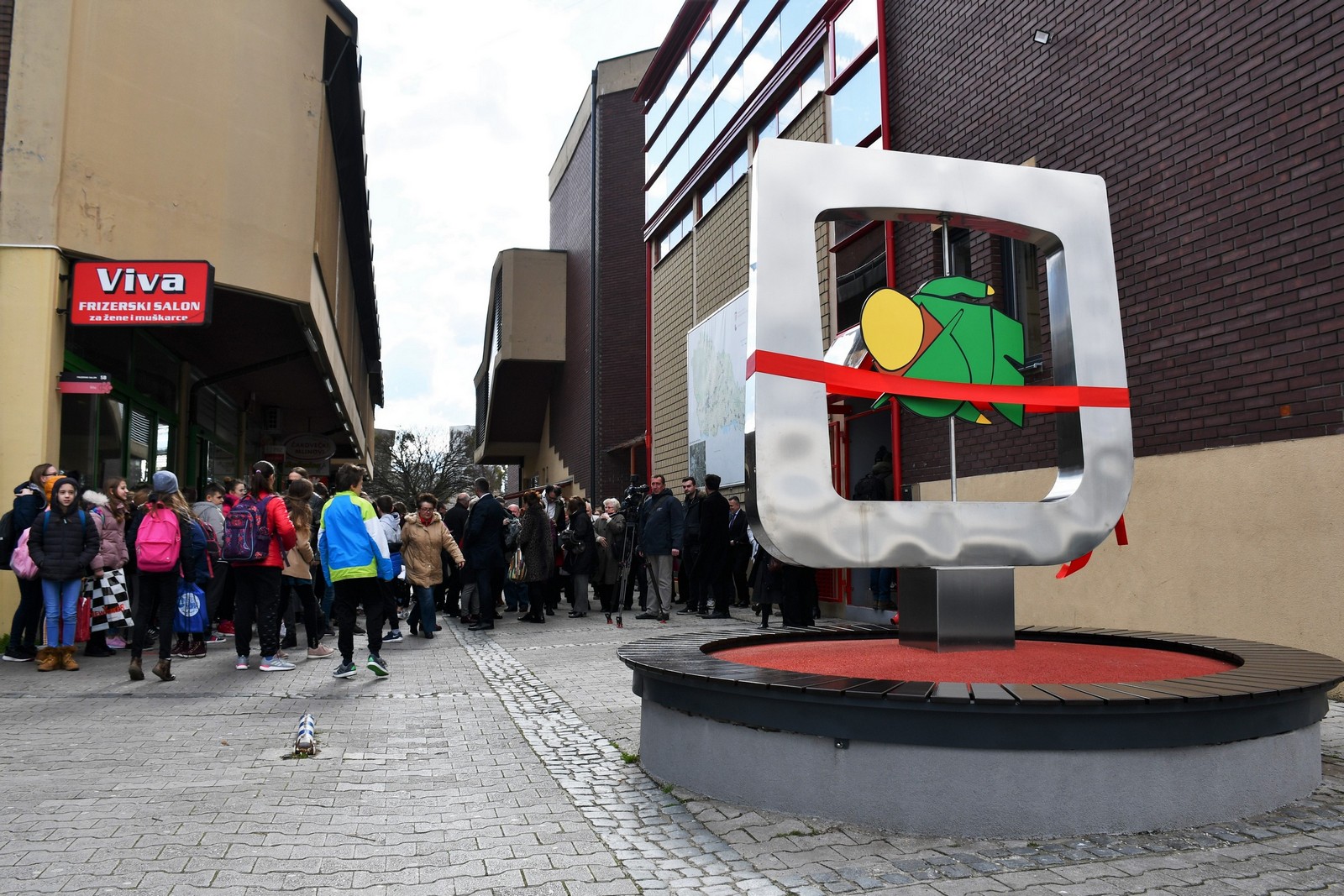 CENTAR ZA KULTURU ČAKOVEC Povodom 45 godina umjetničkog stvaralaštva, Školi animiranog filma dodijeljena Povelja Grada Čakovca!  Članovi Škole animiranog filma Čakovec, jedne od uspješnijih dječjih filmskih obitelji regije te najdugovječnije takve škole u