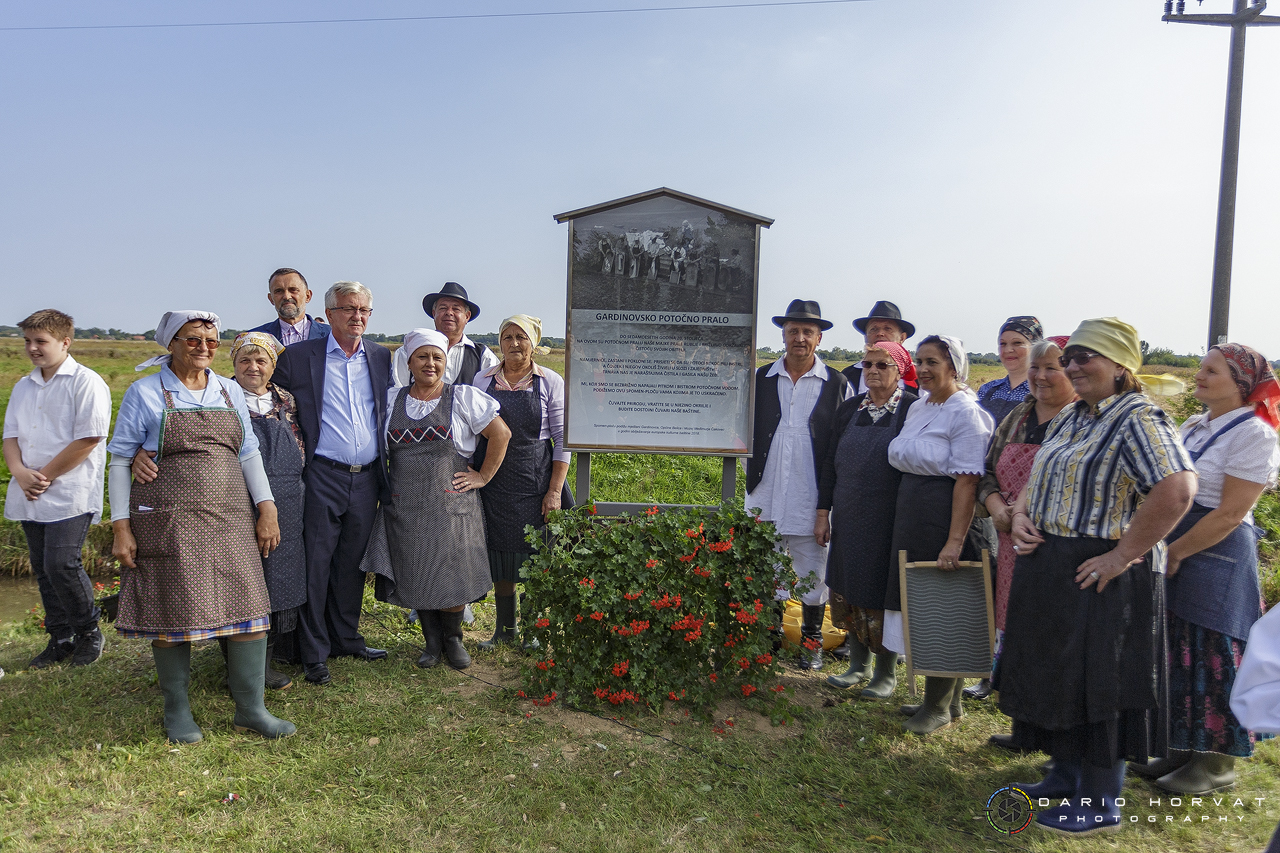 U Gardinovcu svečano otkrivena spomen-ploča posvećena seoskom pralu na potoku Trnavi