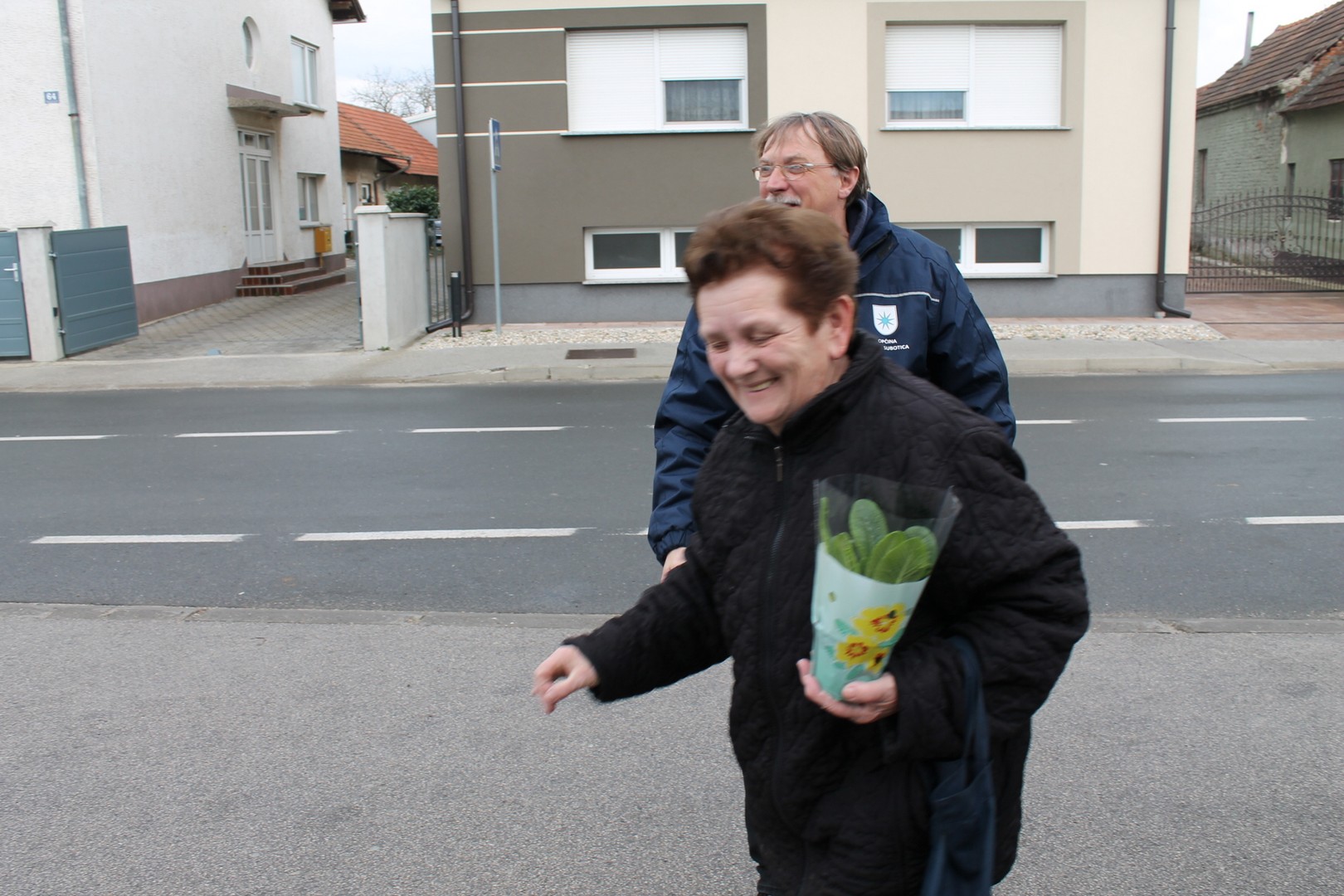 Komunalni radnici Općine damama dijelili cvijeće povodom Dana žena