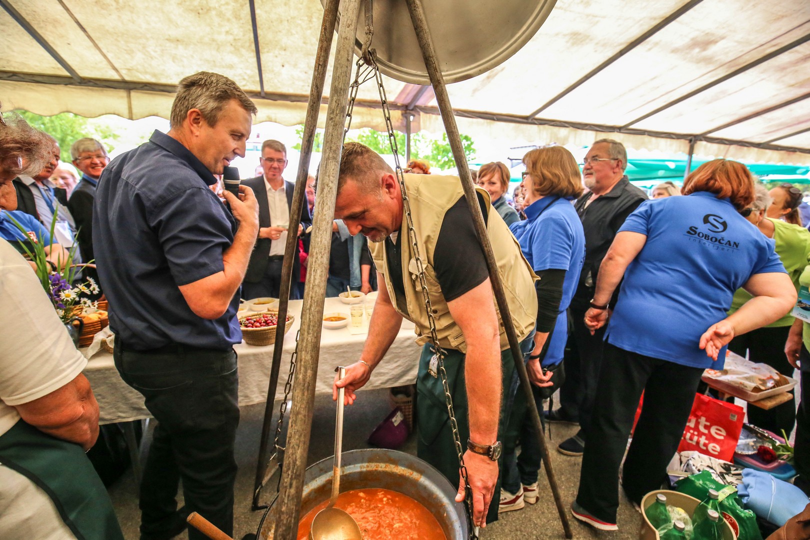 Murskim Središćem jutros se širio miris gulaša i cvijeća