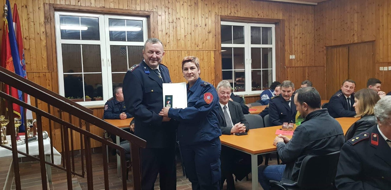 DVD NOVO SELO Održana izvještajna skupština: Spomenicu za 50 godina rada primio Nikola Đorđević DVD NOVO SELO Održana izvještajna skupština: Spomenicu za 50 godina rada primio Nikola Đorđević