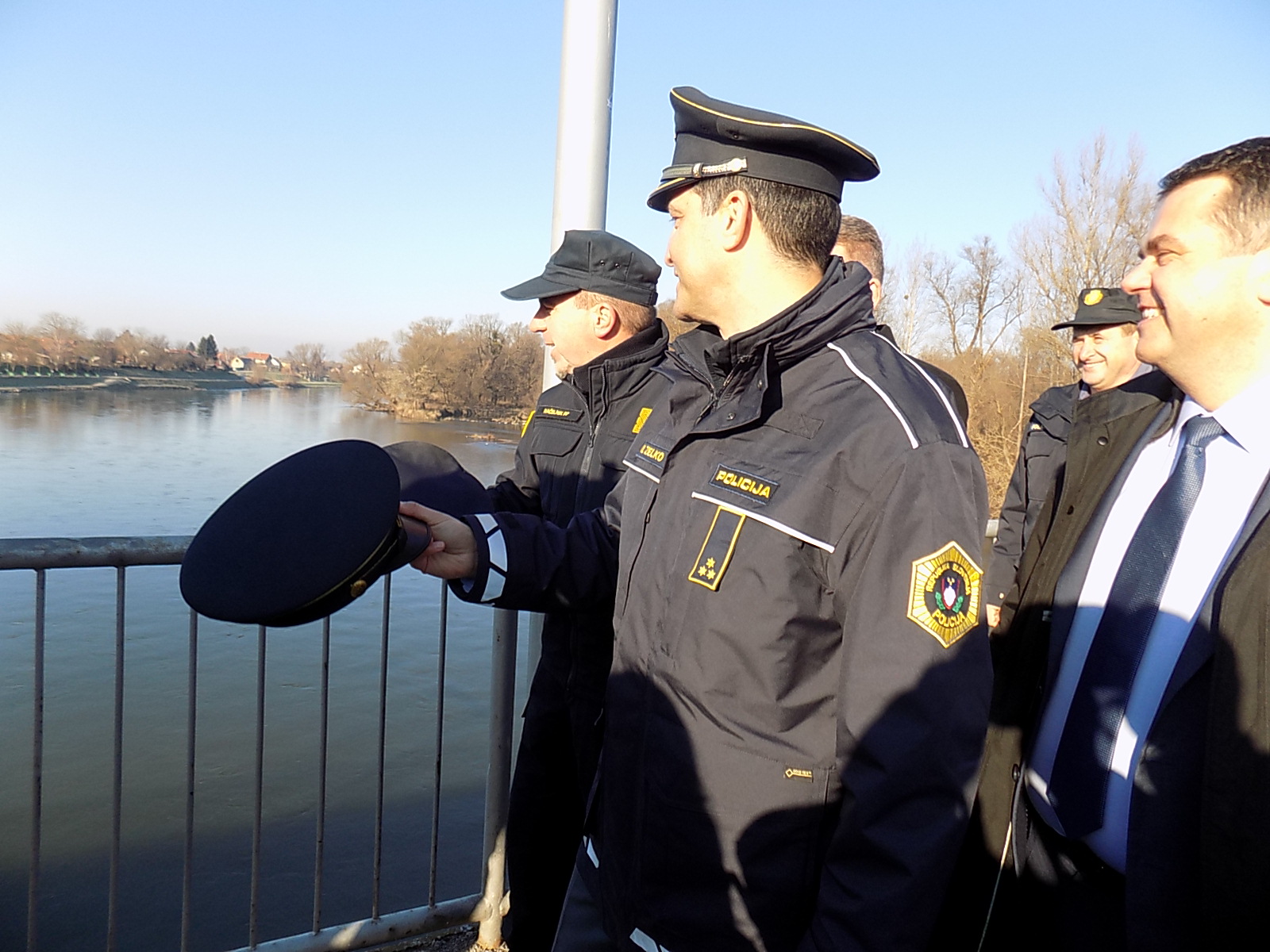 FOTO Tradicionalni susret hrvatske i slovenske policije na mostu preko rijeke Mure