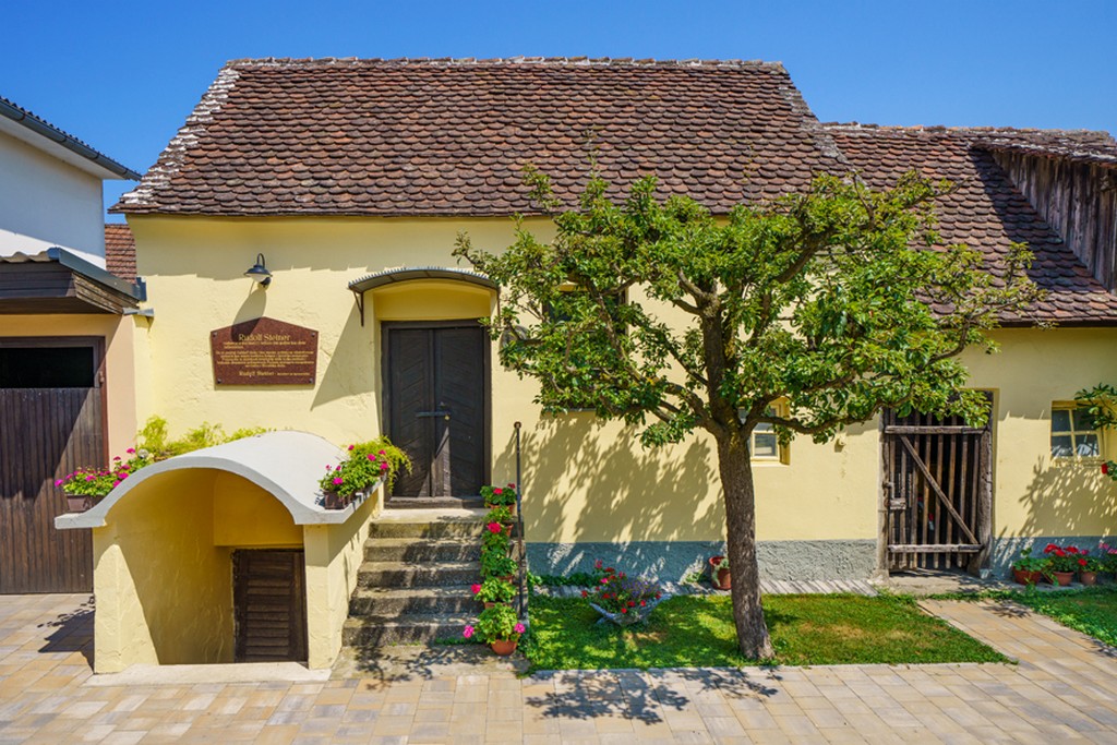 DR.SC. DIJANA POSAVEC U planu je osnivanje regionalnih podružnica te izgradnja Centra za interpretaciju biodinamičke poljoprivrede DR.SC. DIJANA POSAVEC U planu je osnivanje regionalnih podružnica te izgradnja Centra za interpretaciju biodinamičke poljoprivrede