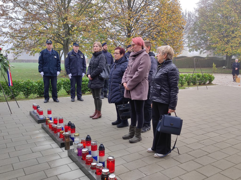 Polaganje vijenaca i paljenje svijeća uz blagdan Svih svetih