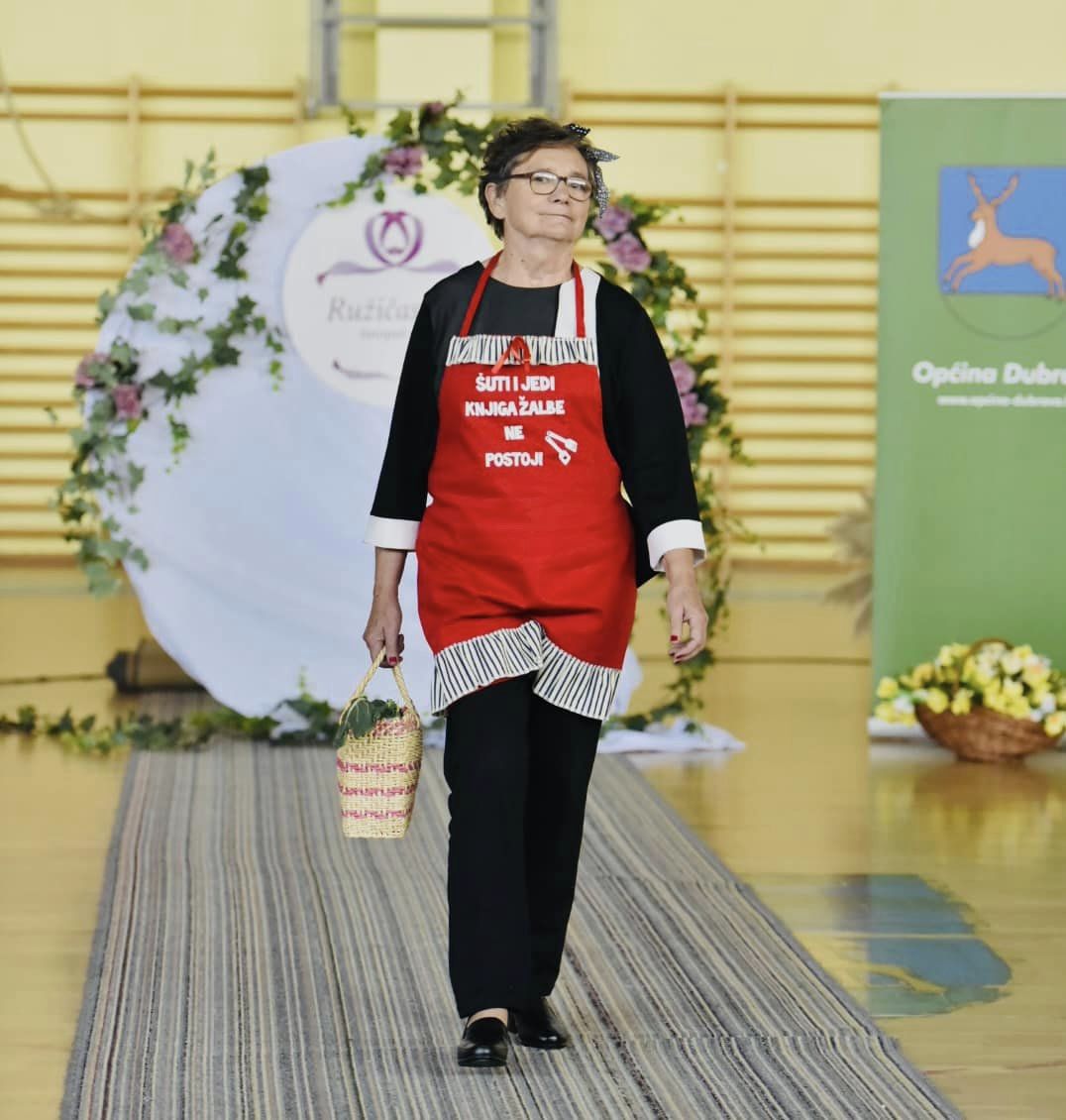 RUŽIČASTI LISTOPAD U DUBRAVI Članice kluba ‘Nova nada’ Čakovec gostovale na modnoj reviji RUŽIČASTI LISTOPAD U DUBRAVI Članice kluba ‘Nova nada’ Čakovec gostovale na modnoj reviji