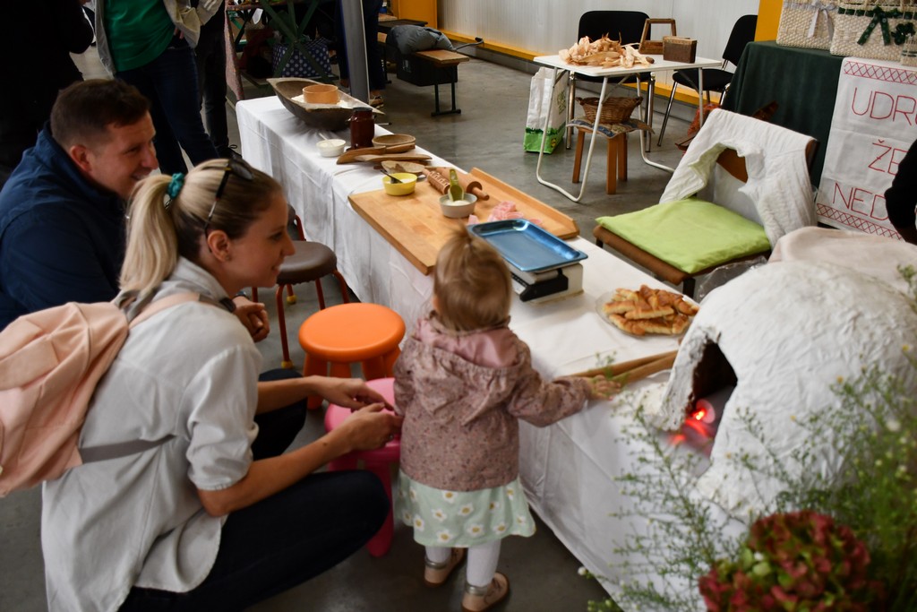 PROSLAVA JESENI Brojni zaljubljenici u kulturnu baštinu i tradiciju našega kraja okupili se na Danima zahvalnosti za plodove zemlje PROSLAVA JESENI Brojni zaljubljenici u kulturnu baštinu i tradiciju našega kraja okupili se na Danima zahvalnosti za plodove zemlje