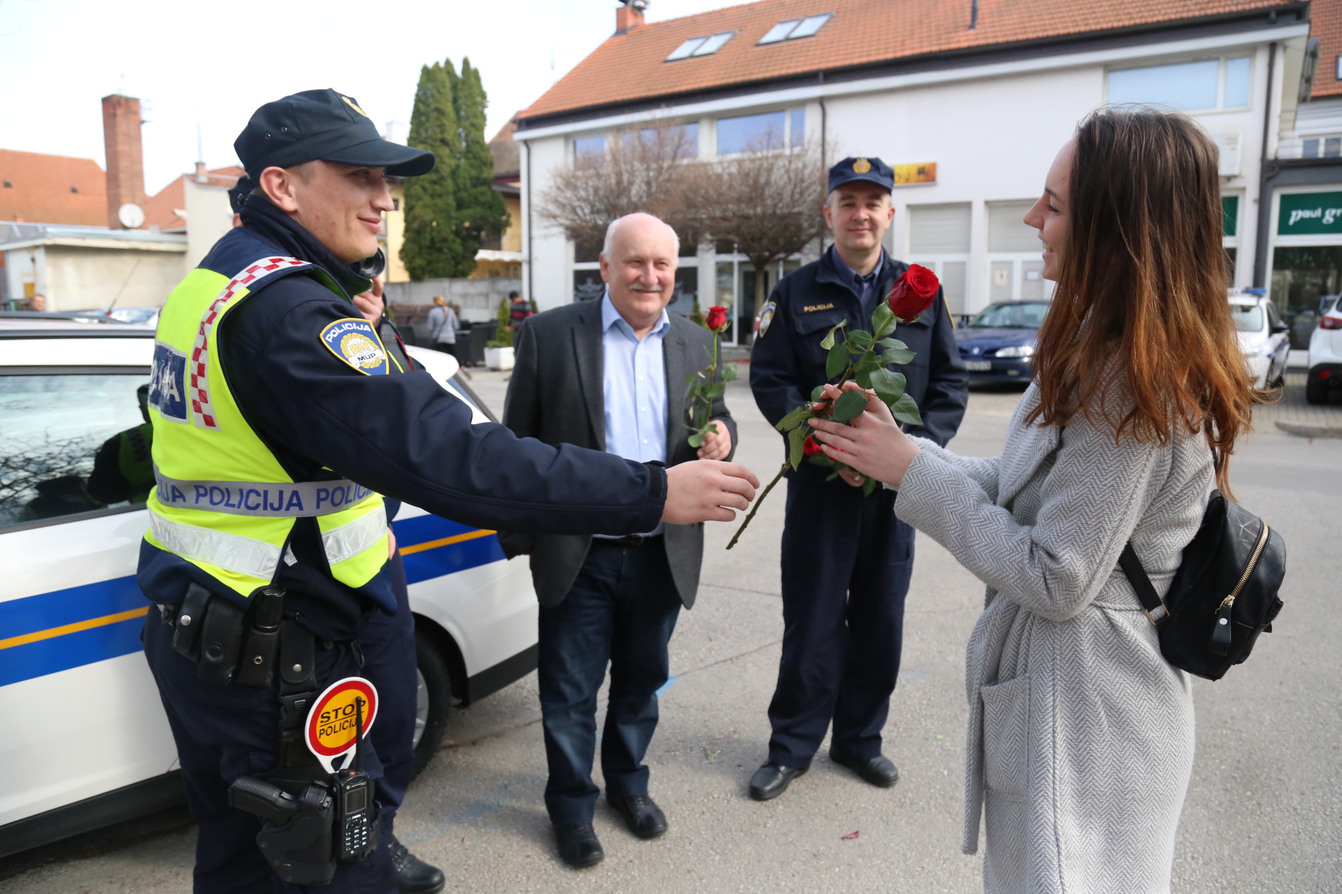 Međimurska policija cvijećem nagrađuje žene u prometu