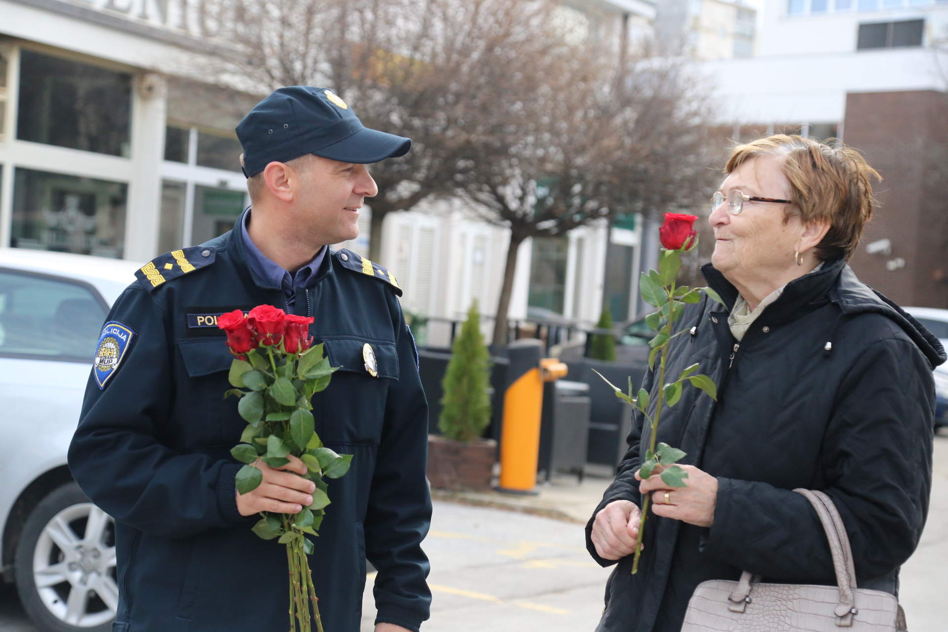 Međimurska policija cvijećem nagrađuje žene u prometu